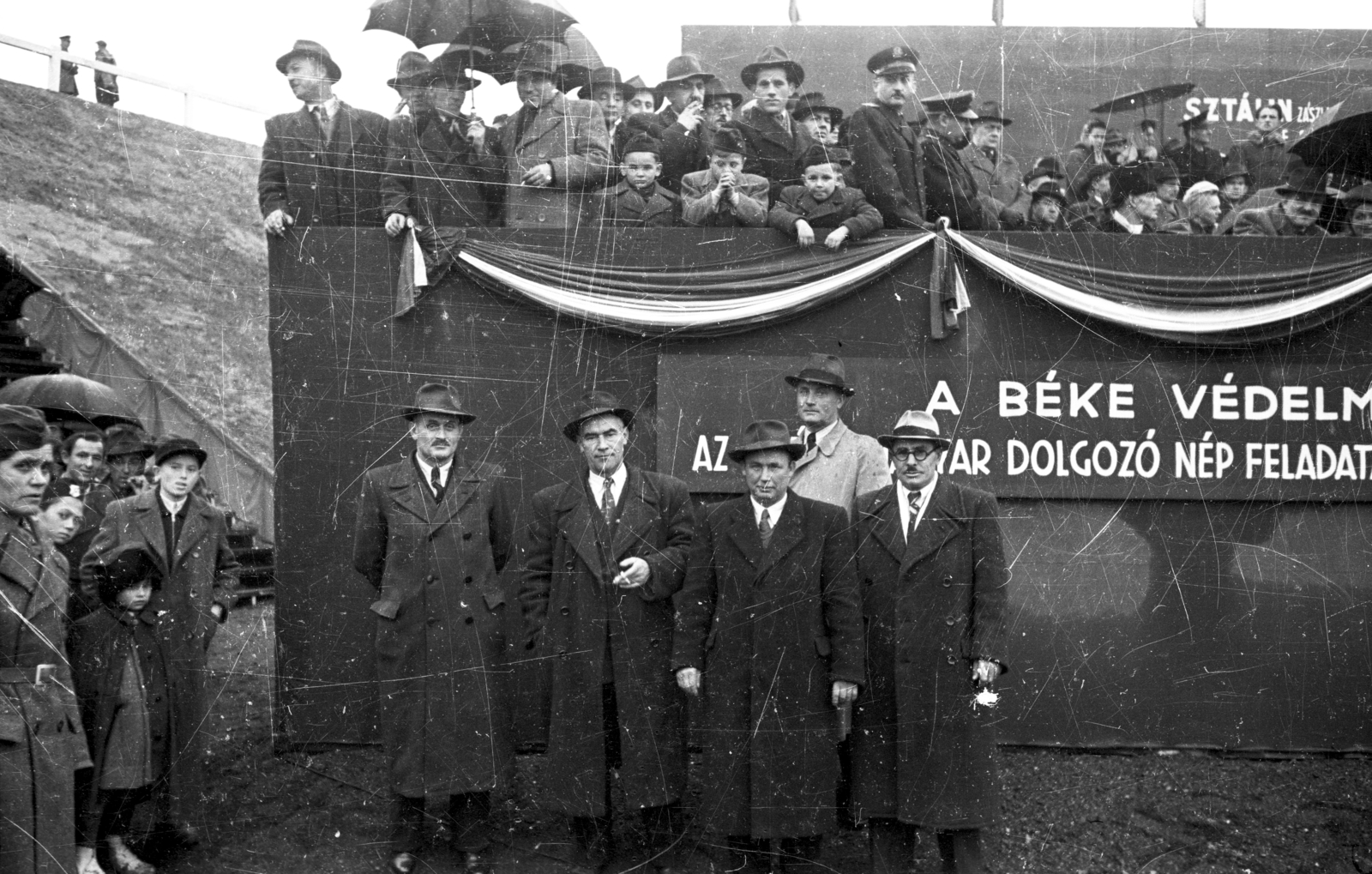 Hungary, Baja, a Türr István híd újjáépítése utáni átadási ünnepség., 1950, UVATERV, political decoration, umbrella, slogan, peace, Fortepan #80338