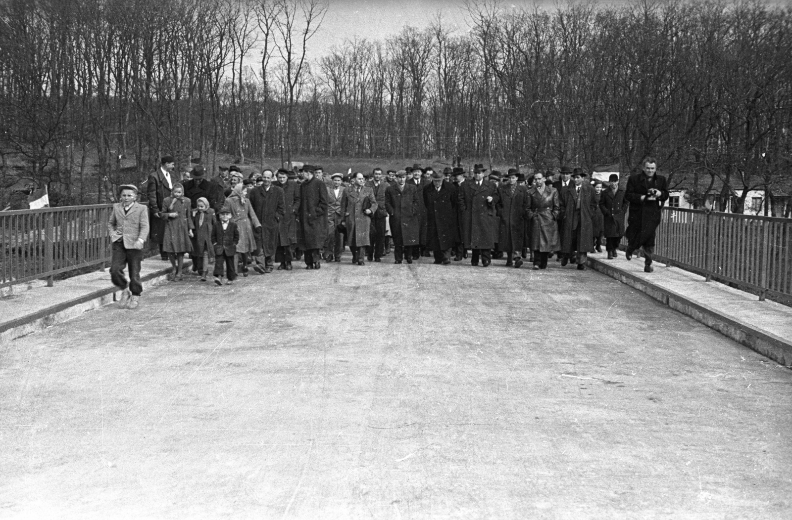 Magyarország, Zengővárkony, a 6-os főút Bolond úti völgyhídjának avatása., 1954, UVATERV, ünnepség, Fortepan #80349