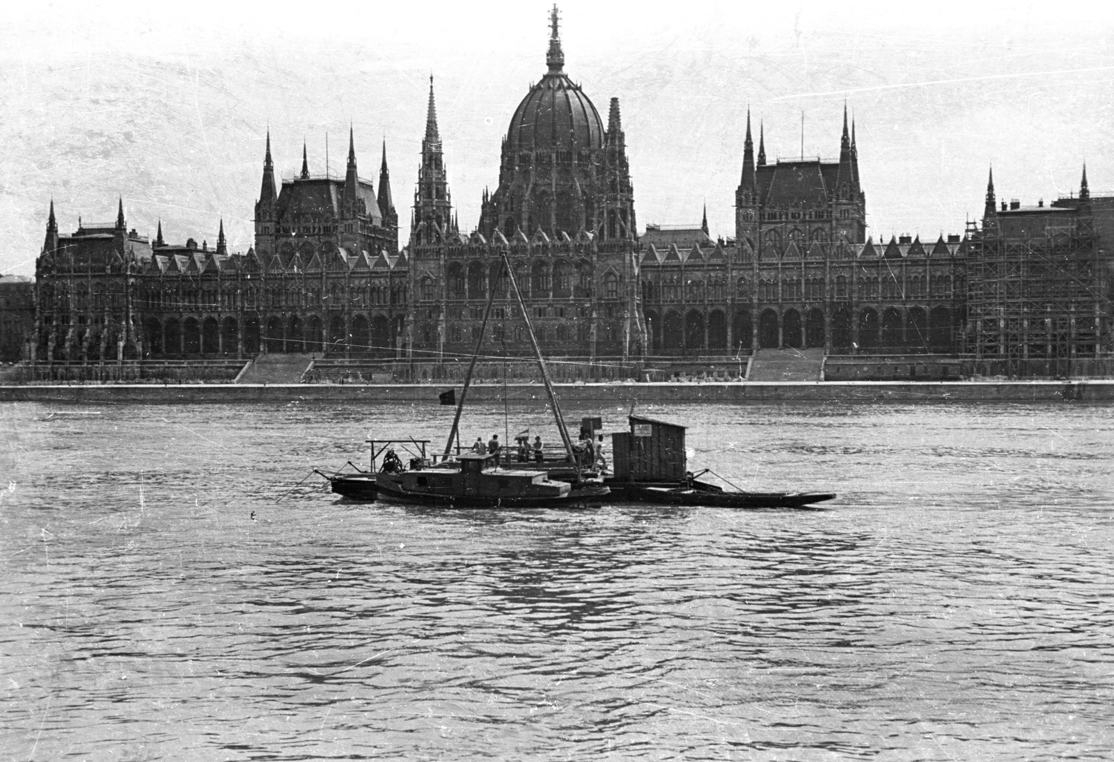 Hungary, Budapest V., Parlament, az előtérben talajkutató fúrás a metróépítéshez., 1950, UVATERV, Imre Steindl-design, parliament, Neo-Gothic-style, Danube, subway construction, eclectic architecture, Budapest, Fortepan #80350