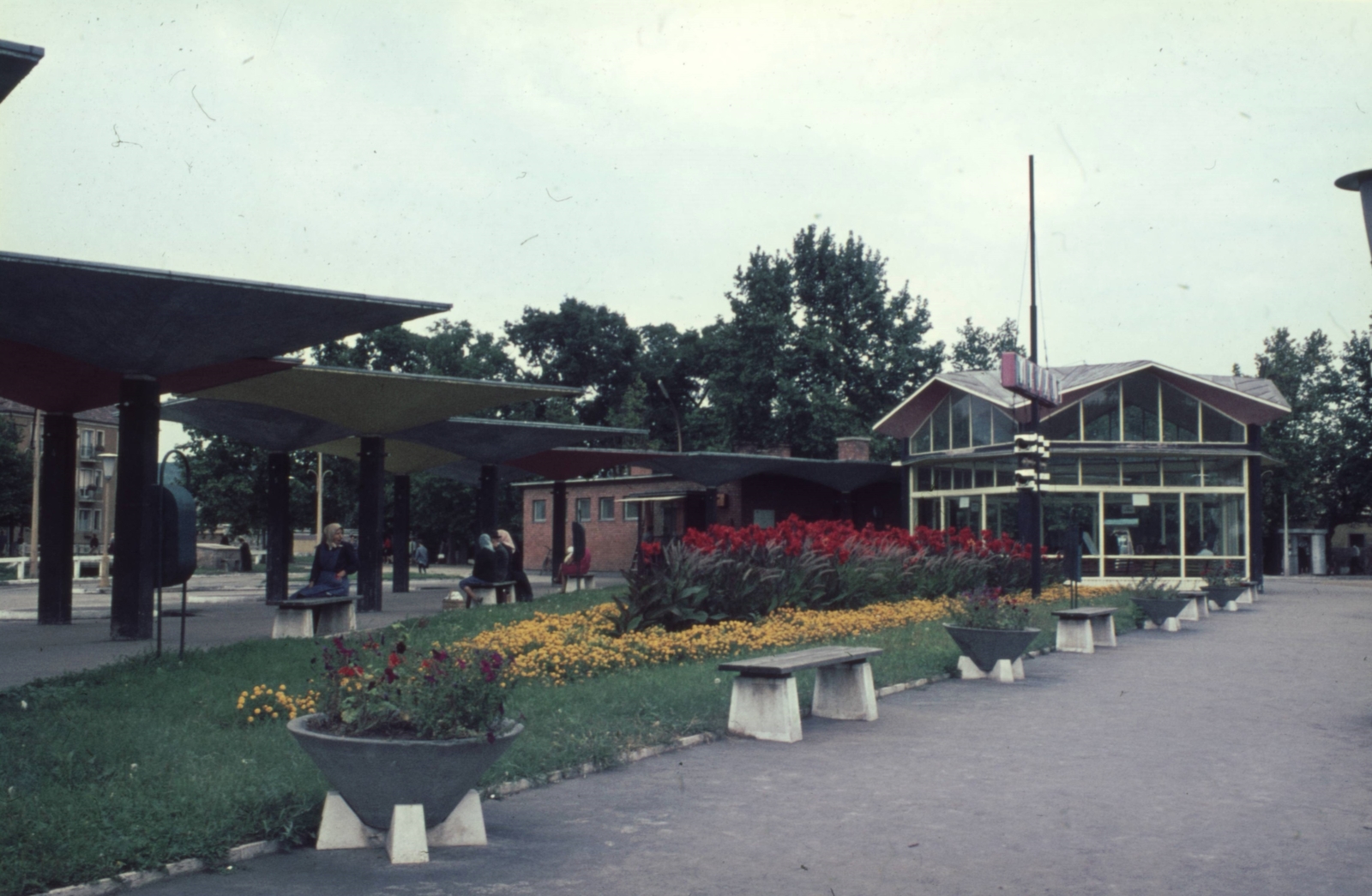 Magyarország, Szekszárd, Pollack Mihály utca, autóbusz-pályaudvar., 1968, UVATERV, színes, buszpályaudvar, autóbuszállomás, Fortepan #80357