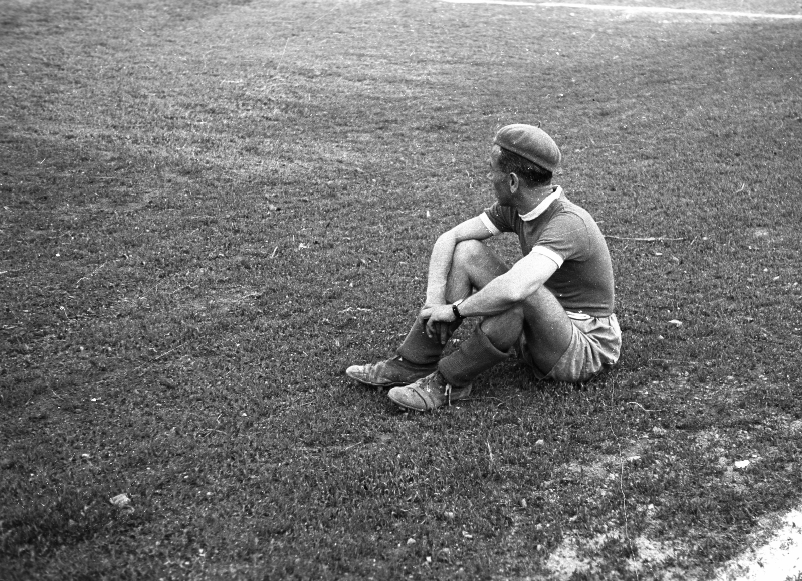 1947, Berkó Pál, lawn, beret, man, wrist watch, sitting, football, gaiters, Fortepan #80369