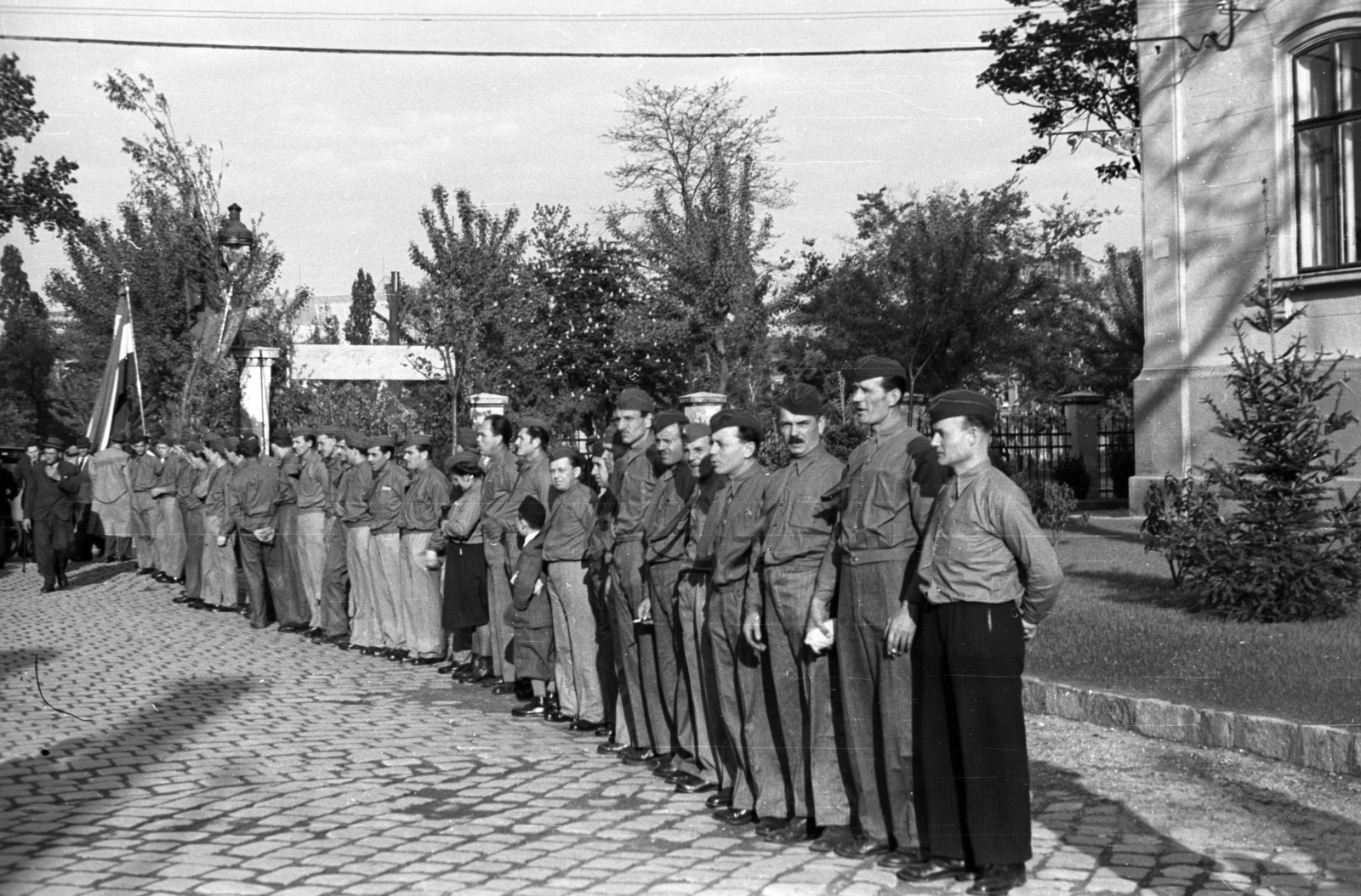 Hungary, Budapest VIII., II. János Pál pápa (Tisza Kálmán) tér 20., Budapest Székesfőváros Gázmüvei., 1946, Berkó Pál, gasworks, Budapest, hands behind the back, soldier, line-up, Fortepan #80371