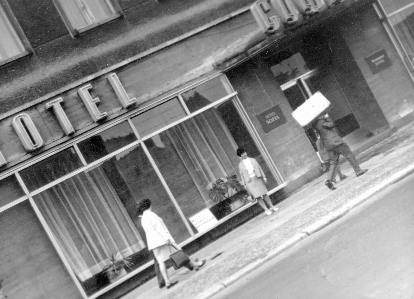 Németország, Berlin, Kelet-Berlin, Friedrichstrasse, Hotel Sofia (eredetileg és ma Haus Adria)., 1970, Fortepan, cégtábla, szálloda, bőrönd, Fortepan #8051