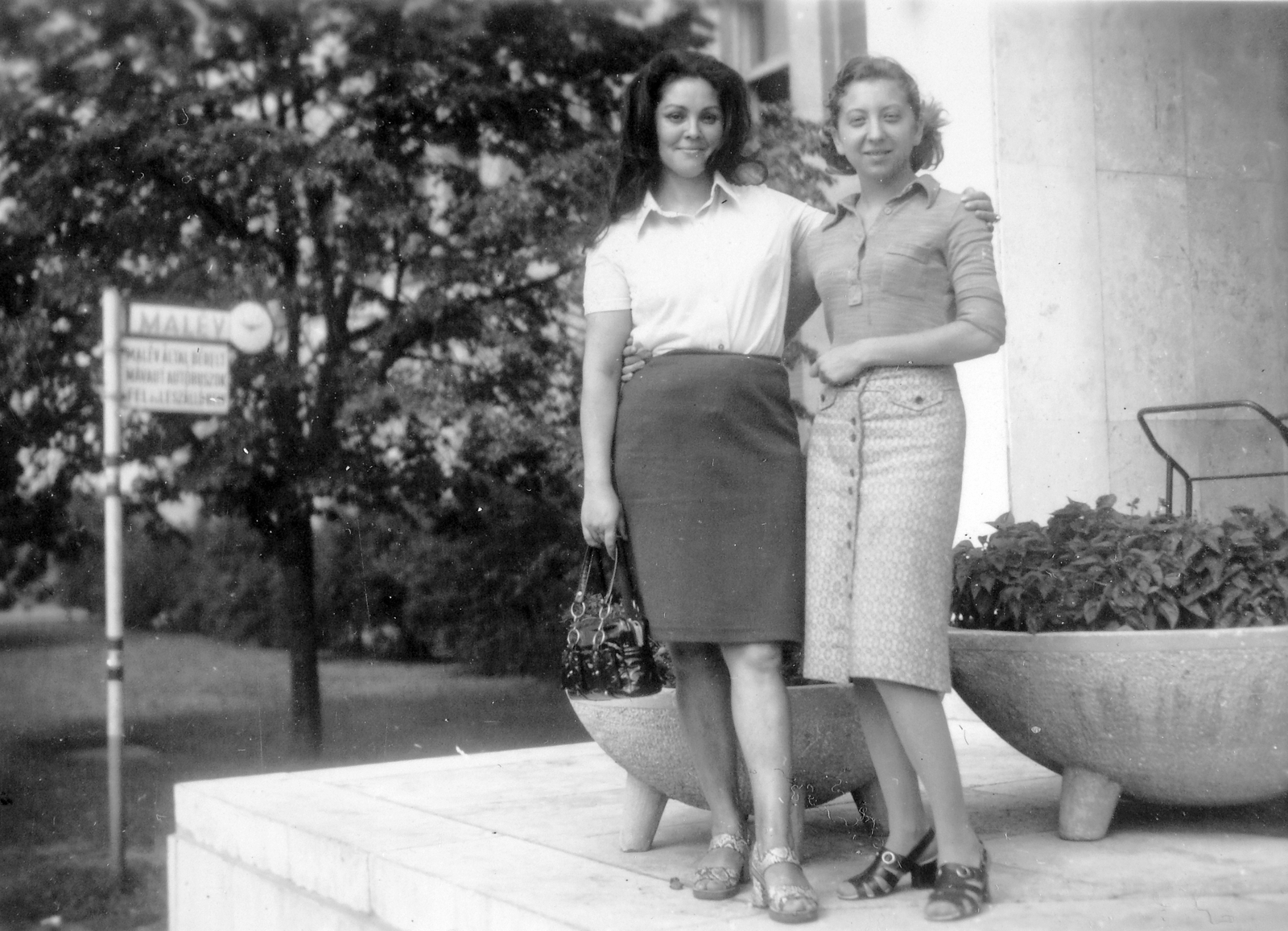 Hungary, Ferihegy (now - Ferenc Liszt) International Airport, Budapest XVIII., a főbejárat előtt., 1962, Fortepan, portrait, women, bus stop, handbag, double portrait, planter, Budapest, arms around shoulders, arms around waist, sandal, Hungarian Airlines, Fortepan #8081