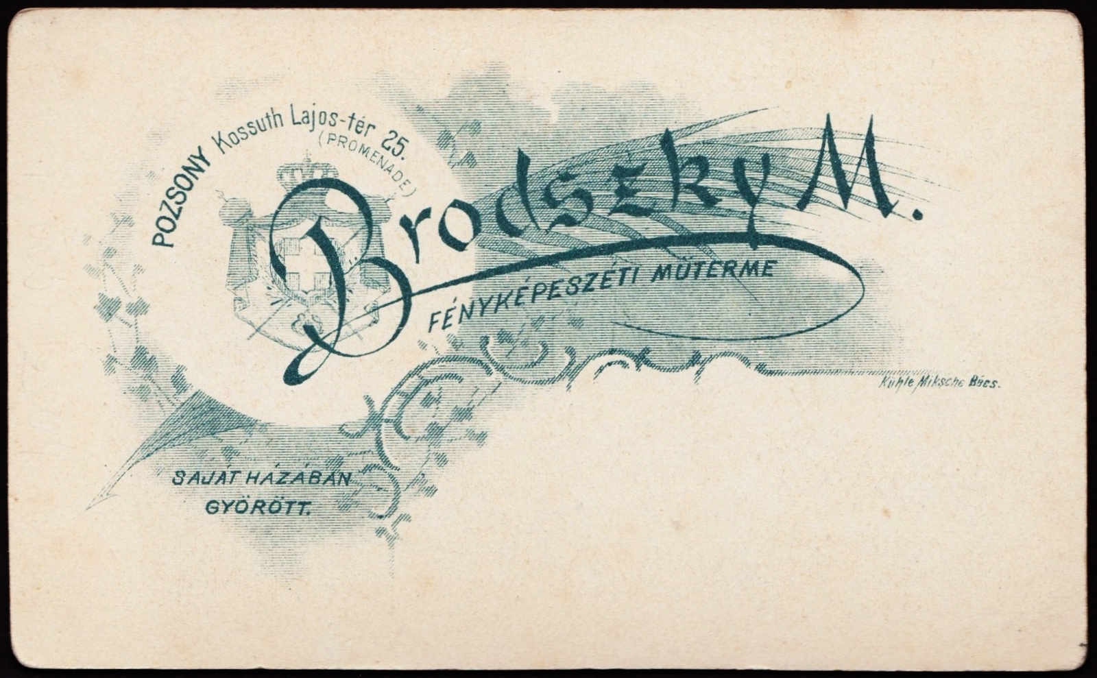 Szlovákia,Magyarország, Pozsony,Győr, Kossuth Lajos tér 25., Promenad és Győr, saját házában, Brodszky M. fényképészeti műterme. A felvétel 1890-ben készült., 1909, Fortepan, műterem, fényképész, hátlap, Fortepan #81056