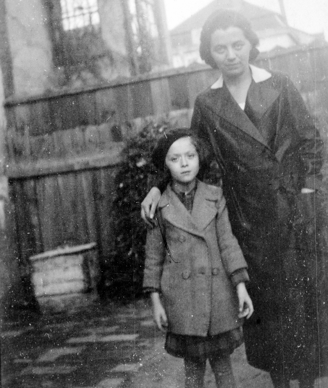 1925, Fortepan, yard, girl, fence, double portrait, mother, Fortepan #8109