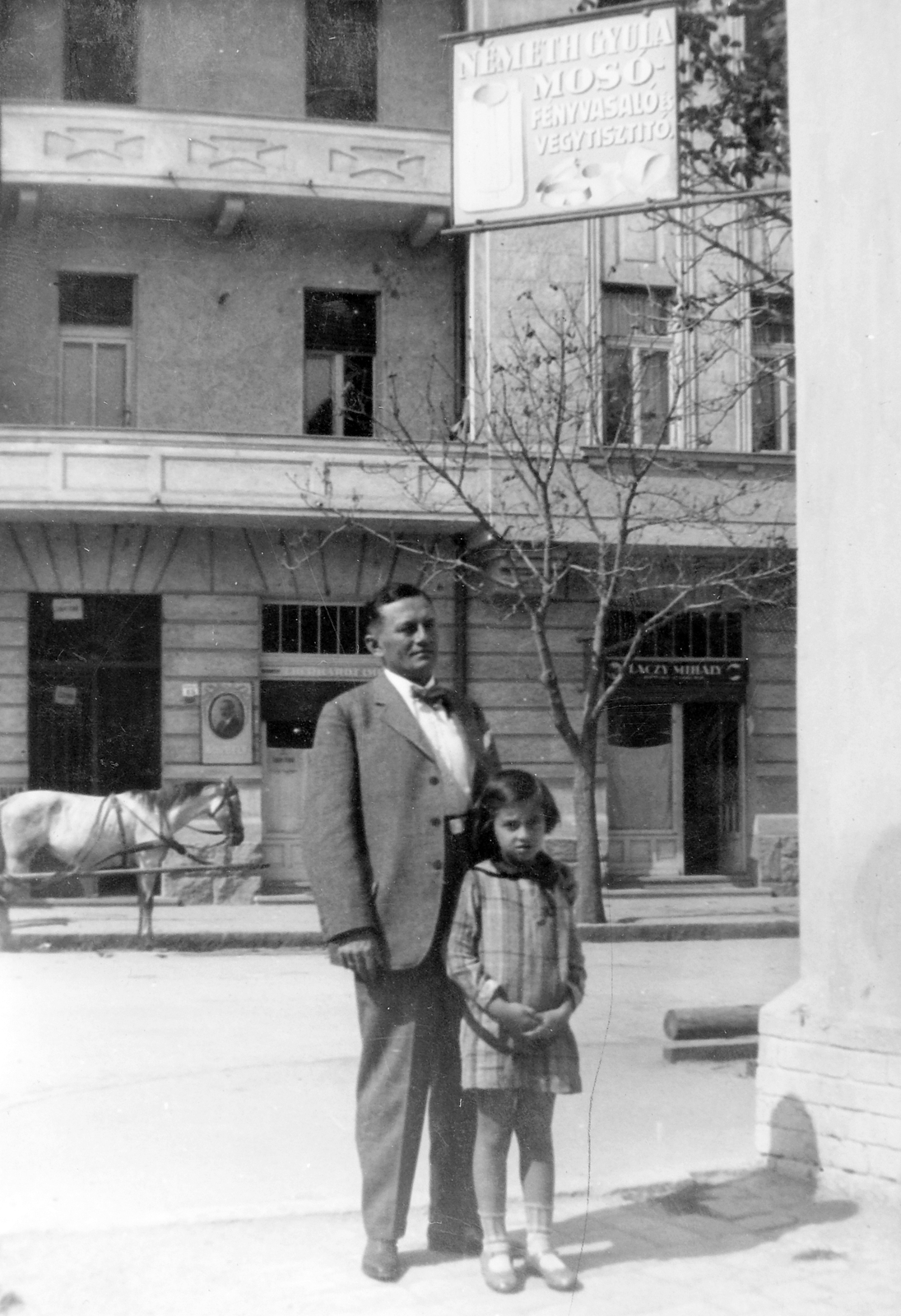 Hungary, Szeged, Szentháromság utca 15., a Vitéz utcából nézve. , 1940, Fortepan, horse, street view, kid, man, girl, Fortepan #8132