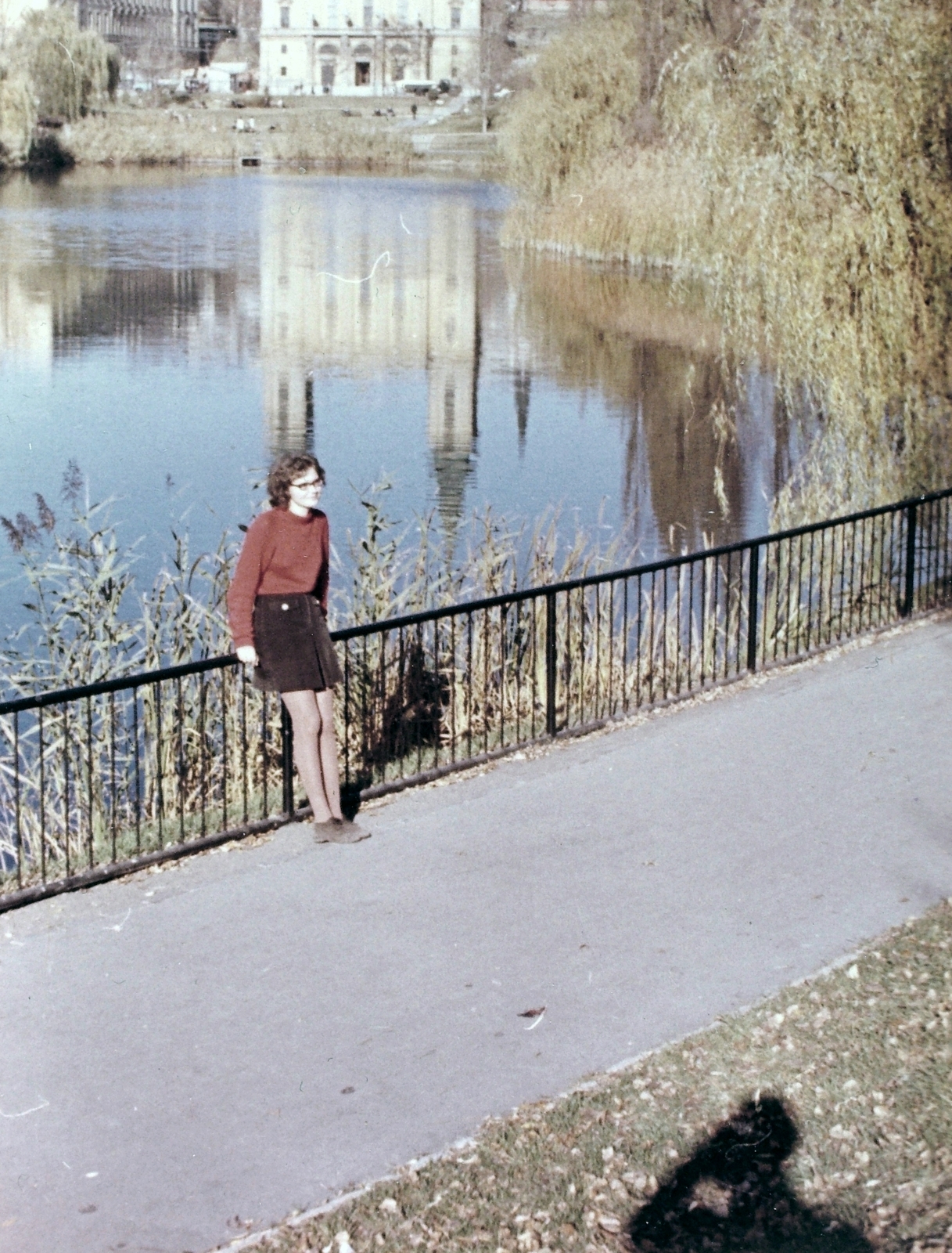 Magyarország, Budapest XI., Kosztolányi Dezső tér, Feneketlen-tó, háttérben a Szent Imre-templom., 1970, Fortepan, portré, templom, színes, tó, víztükör, gimnázium, tükröződés, Budapest, ciszterci rend, neobarokk stílus, Wälder Gyula-terv, Fortepan #8133