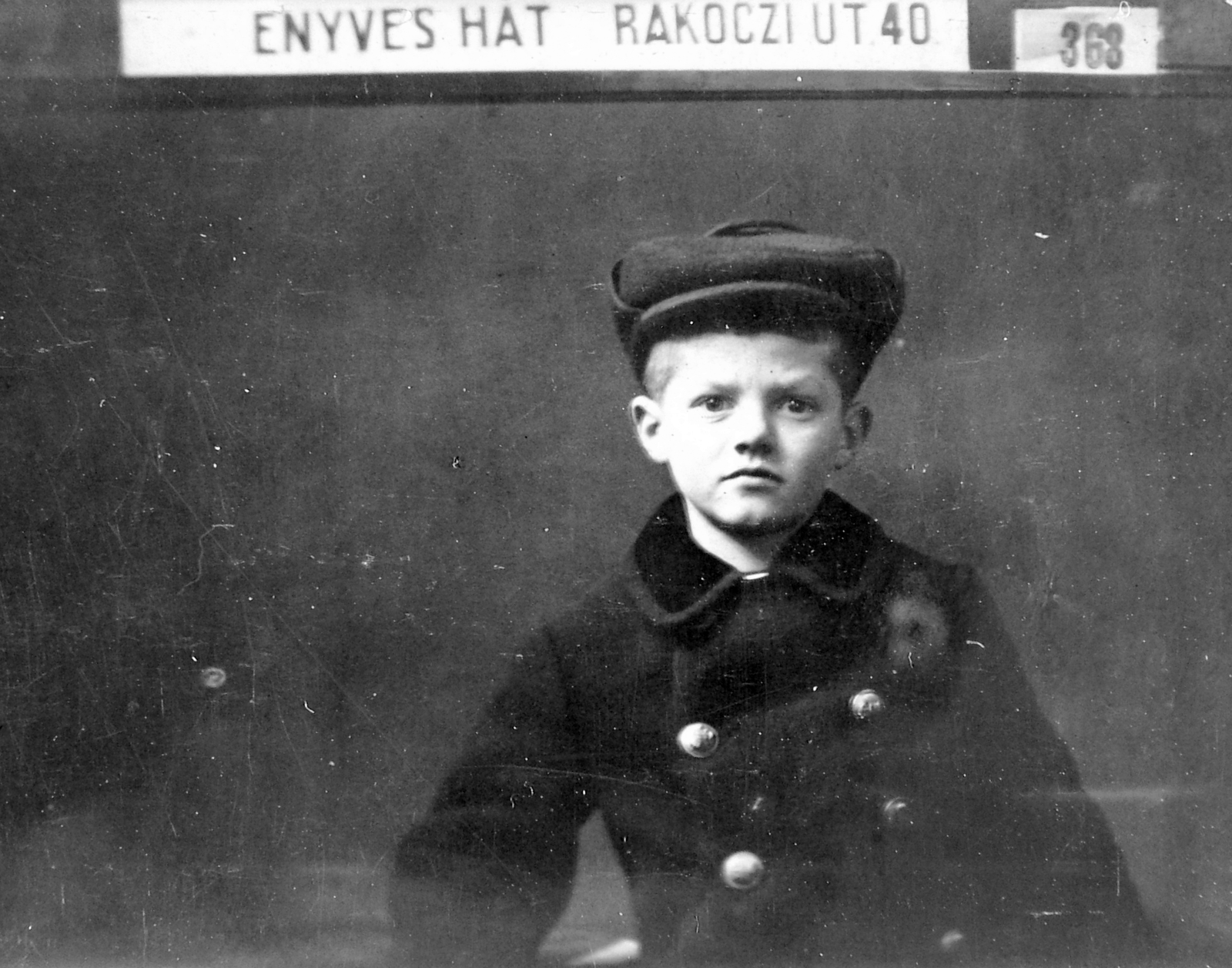Magyarország, Budapest VII., Rákóczi út 40., a felvétel az ún. Stickyback-portréfotográfiai modell szerint készült, Olychovsky Jankely fényképész Enyves hát nevű üzletében., 1920, Fortepan, portré, kisfiú, műterem, sapka, Budapest, kép a képben, Fortepan #8174