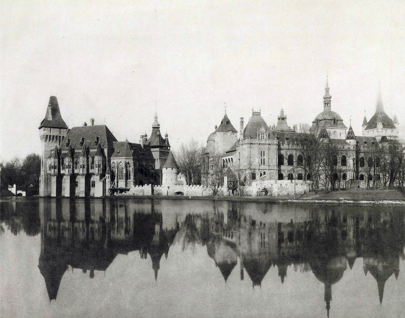 Hungary, Budapest XIV., Városligeti-tó és a millenniumi kiállításra épített történelmi főcsoport épületei, balra a Vajdahunyad vára. A felvétel 1896-ban készült. A kép forrását kérjük így adja meg: Fortepan / Budapest Főváros Levéltára. Levéltári jelzet: HU.BFL.XV.19.d.1.01.002, 1900, Budapest Főváros Levéltára / Klösz György fényképei, Klösz György, castle, lake, water surface, Ignác Alpár-design, reflection, eclectic architecture, Budapest, Fortepan #82002