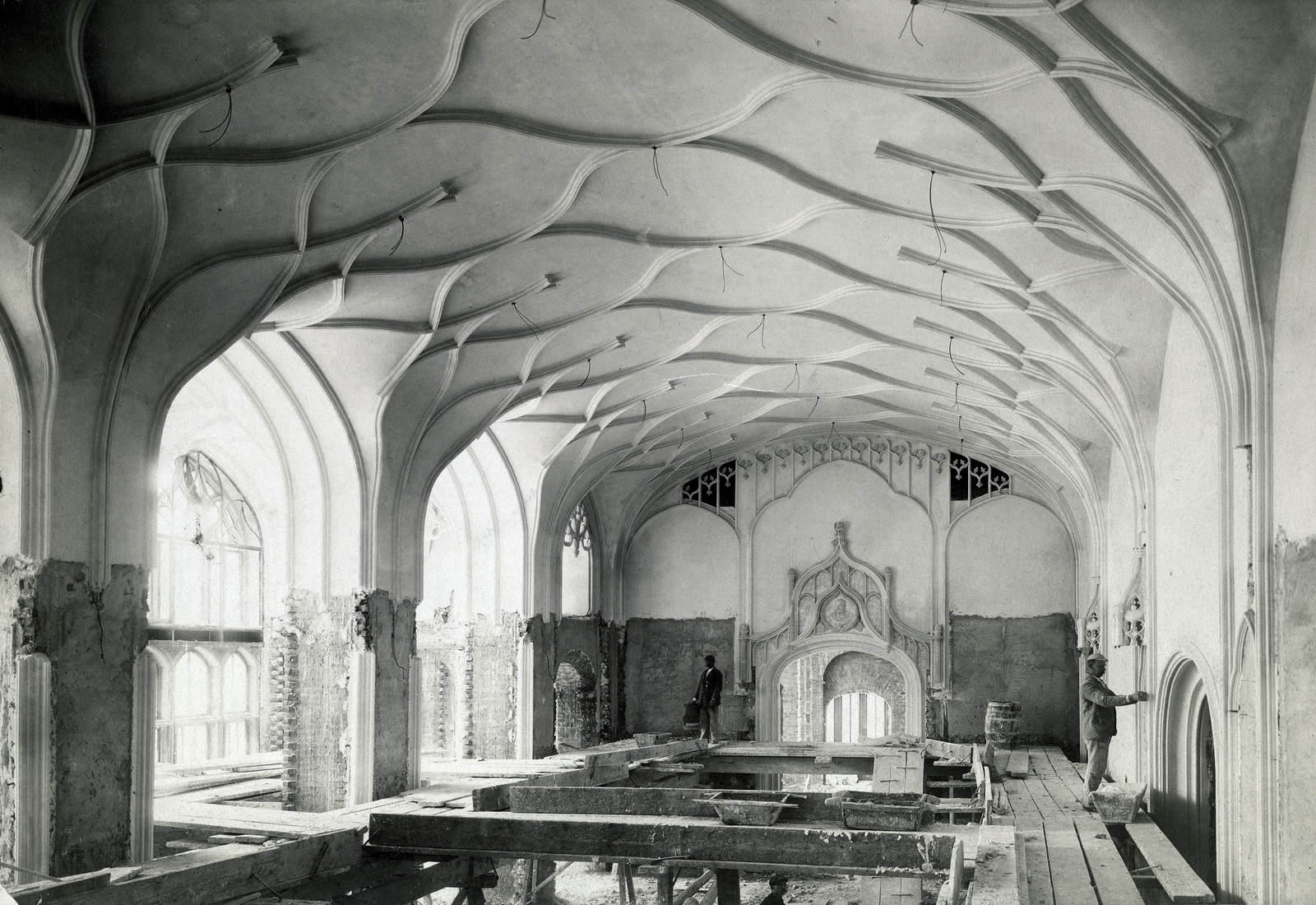 Magyarország, budai Vár, Budapest I., Szentháromság tér. A felvétel a Pénzügyminisztérium építésekor, 1903-ban készült. A kép forrását kérjük így adja meg: Fortepan / Budapest Főváros Levéltára. Levéltári jelzet: HU.BFL.XV.19.d.1.01.004, 1903, Budapest Főváros Levéltára / Klösz György fényképei, Klösz György, építkezés, középület, neogótika, állvány, Budapest, Fellner Sándor-terv, Fortepan #82004