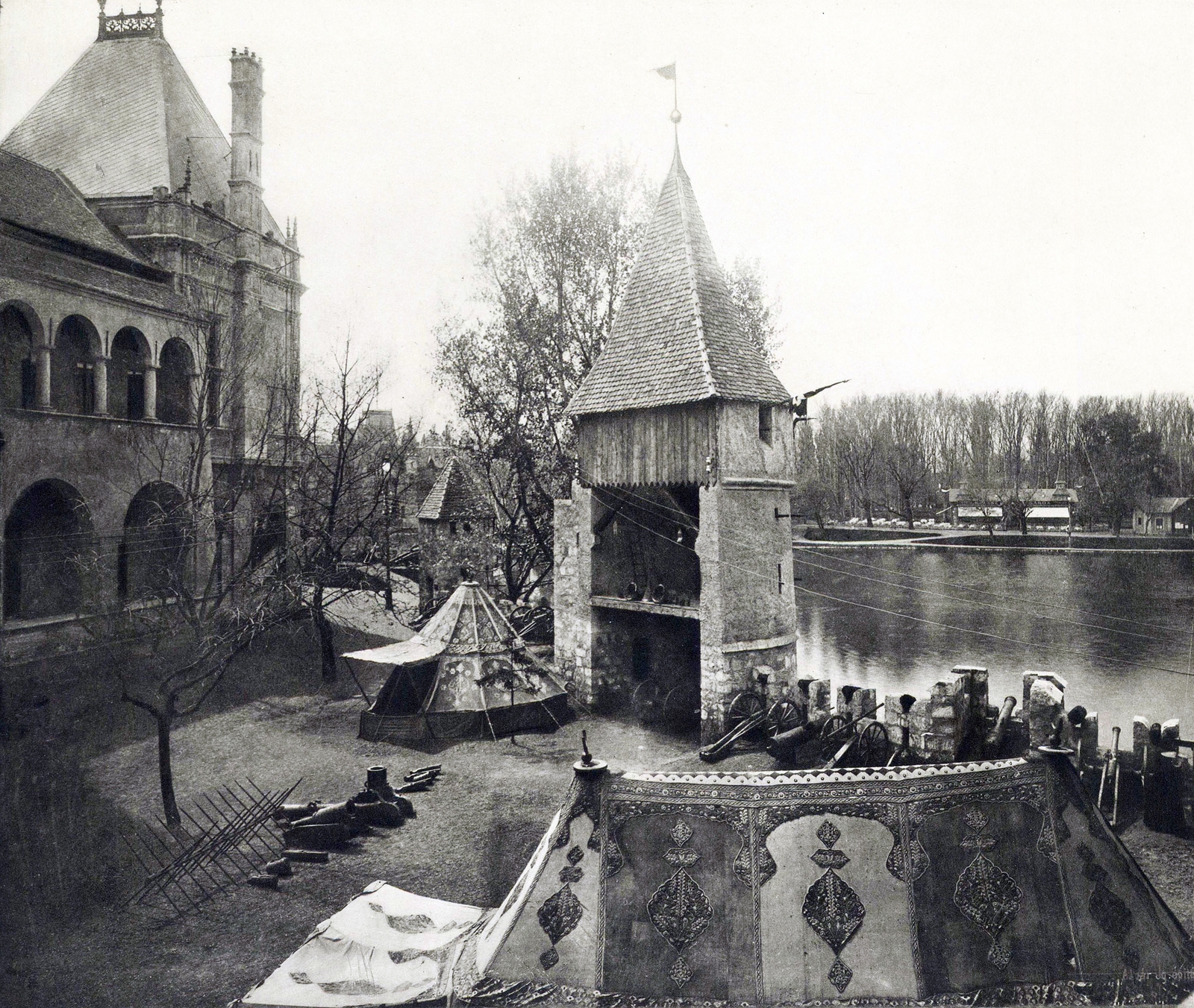 Hungary, Budapest XIV., Millenniumi kiállítás: Vajdahunyad vára, a történelmi főcsoport reneszánsz épülete előtt egy fejedelmi sátor. A felvétel 1896-ban készült. A kép forrását kérjük így adja meg: Fortepan / Budapest Főváros Levéltára. Levéltári jelzet: HU.BFL.XV.19.d.1.01.006, 1900, Budapest Főváros Levéltára / Klösz György fényképei, Klösz György, castle, Ignác Alpár-design, eclectic architecture, Budapest, water surface, tent, lake, Best of, Fortepan #82006