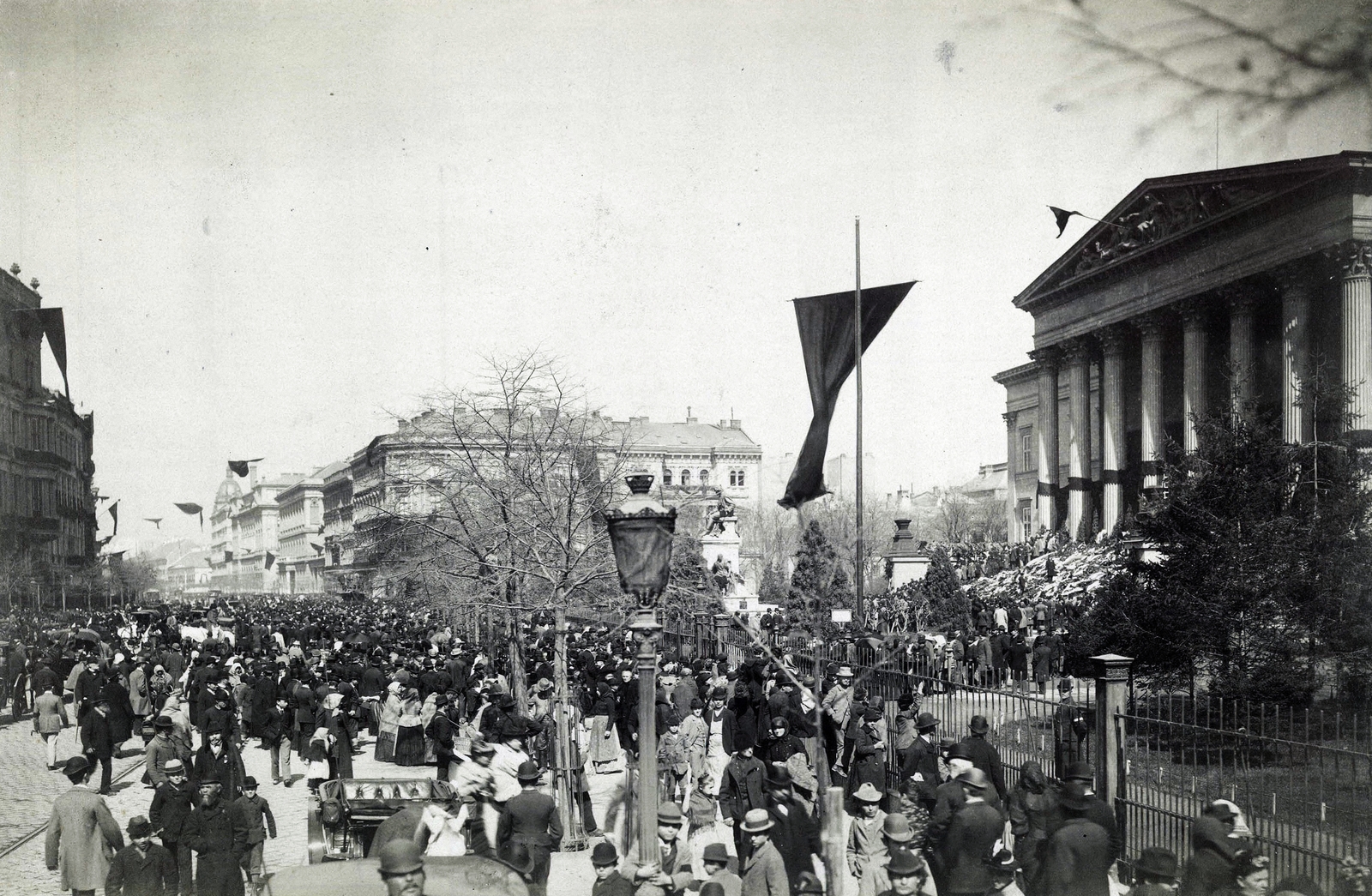 Hungary, Budapest VIII., Múzeum körút, Magyar Nemzeti Múzeum Kossuth Lajos felravatalozásakor. A felvétel 1894. április 1-én készült. A kép forrását kérjük így adja meg: Fortepan / Budapest Főváros Levéltára. Levéltári jelzet: HU.BFL.XV.19.d.1.04.001, 1900, Budapest Főváros Levéltára / Klösz György fényképei, Klösz György, Budapest, flag, mass, Best of, Fortepan #82031