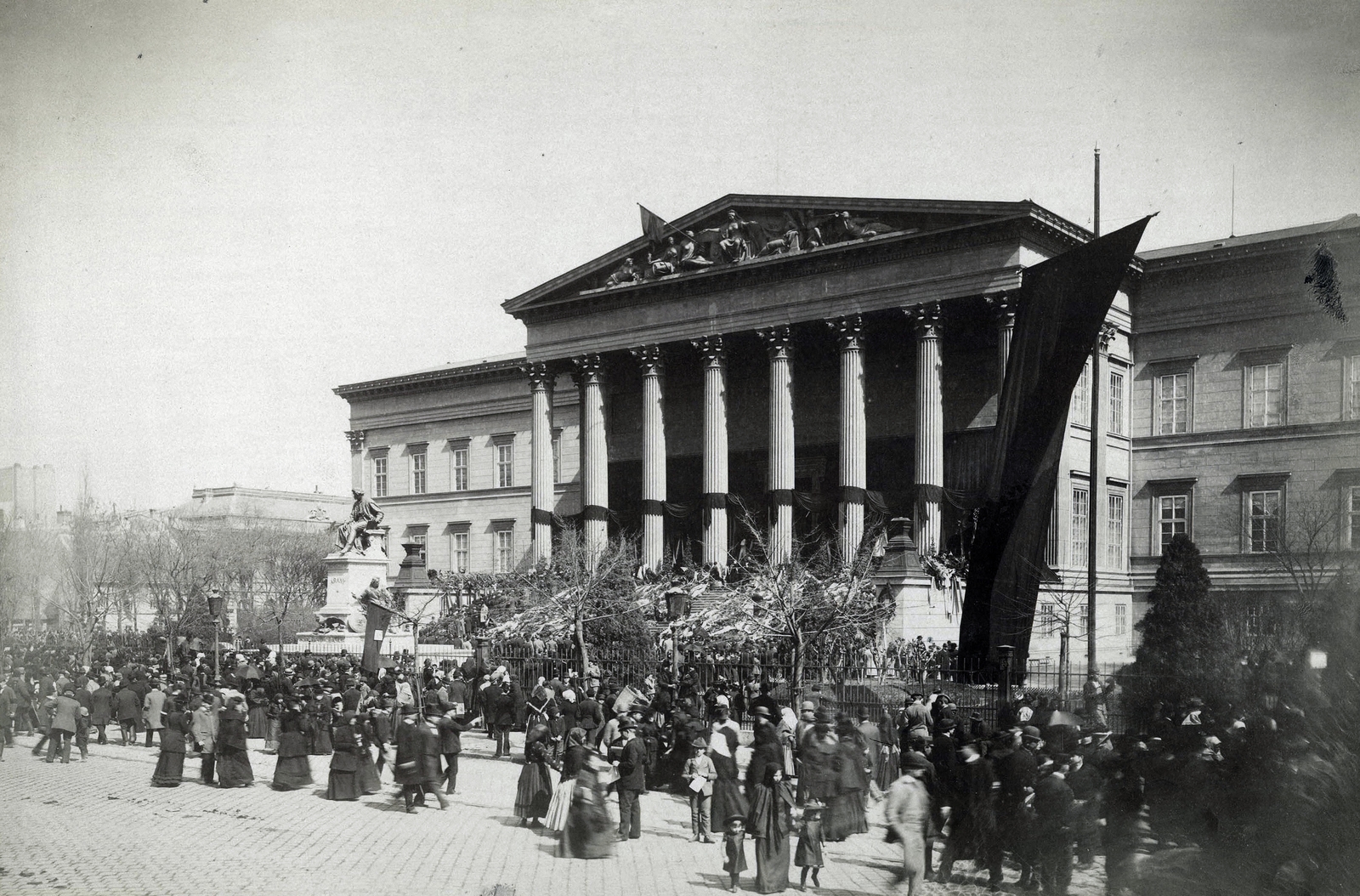Hungary, Budapest VIII., Magyar Nemzet Múzeum Kossuth Lajos felravatalozásakor. A felvétel 1894. április 1-én készült. A kép forrását kérjük így adja meg: Fortepan / Budapest Főváros Levéltára. Levéltári jelzet: HU.BFL.XV.19.d.1.04.002, 1900, Budapest Főváros Levéltára / Klösz György fényképei, Klösz György, Budapest, Fortepan #82032