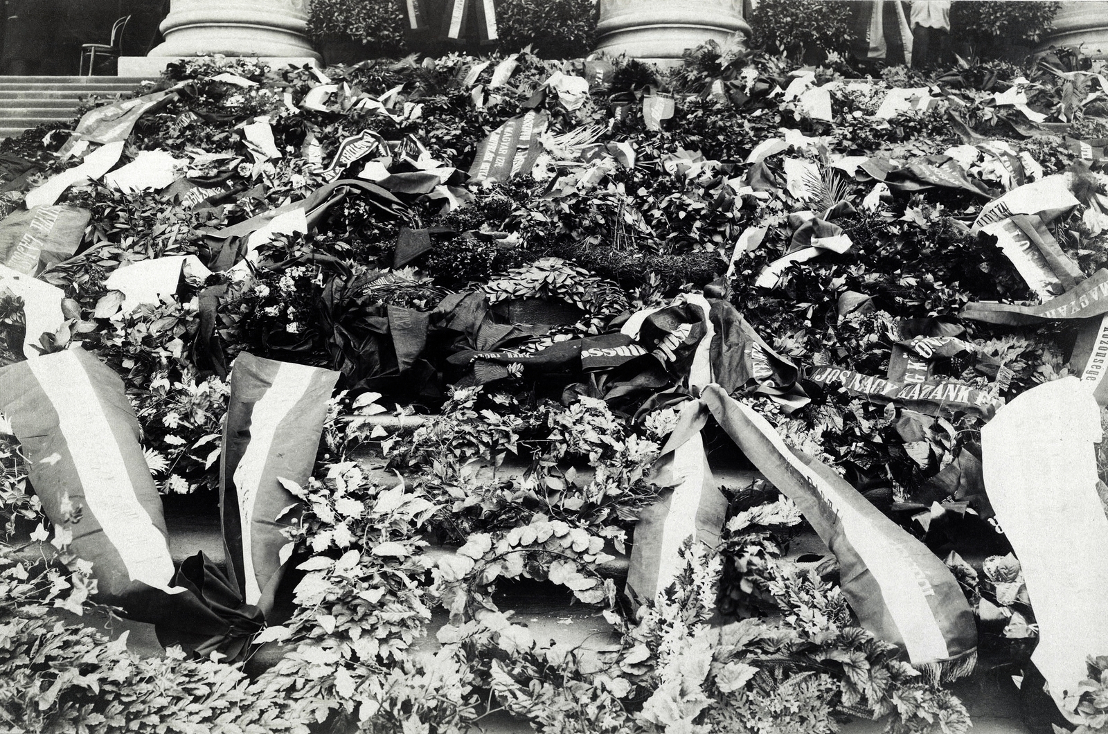 Hungary, Budapest VIII., a Magyar Nemzeti Múzeum lépcsője, a megemlékezés koszorúi Kossuth Lajos felravatalozásakor. A felvétel 1894. március 30-án készült. A kép forrását kérjük így adja meg: Fortepan / Budapest Főváros Levéltára. Levéltári jelzet: HU.BFL.XV.19.d.1.04.003, 1900, Budapest Főváros Levéltára / Klösz György fényképei, Klösz György, Budapest, Fortepan #82033