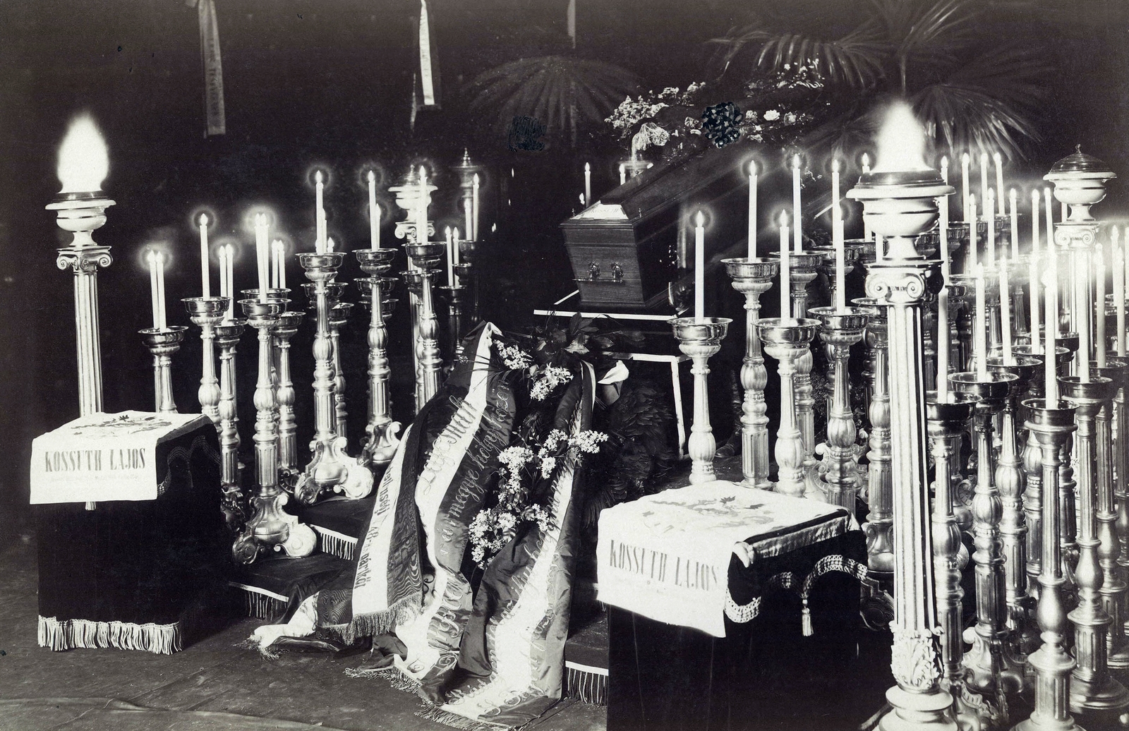 Magyarország, Budapest VIII., a Magyar Nemzeti Múzeum előcsarnoka, Kossuth Lajos ravatala. A felvétel 1894. március 30-án készült. A kép forrását kérjük így adja meg: Fortepan / Budapest Főváros Levéltára. Levéltári jelzet: HU.BFL.XV.19.d.1.04.004, 1900, Budapest Főváros Levéltára / Klösz György fényképei, Klösz György, Budapest, Fortepan #82034