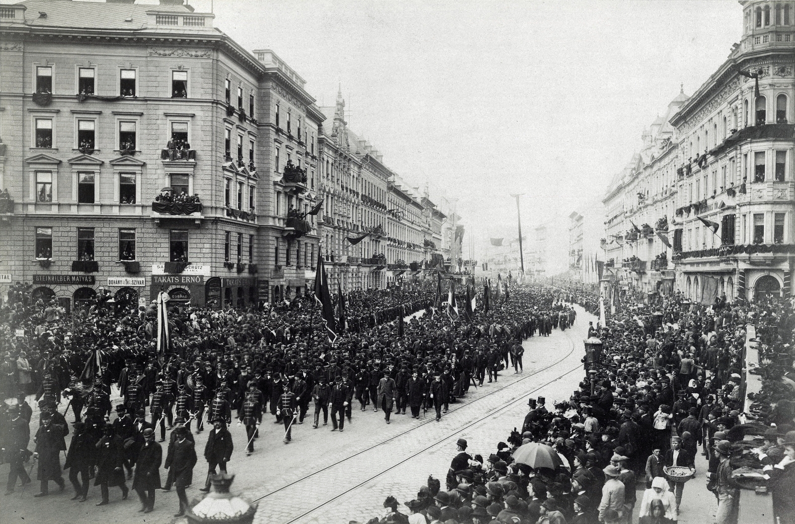 Hungary, Budapest VII., Erzsébet körút, Kossuth Lajos temetési menete a Dohány utcánál. A felvétel 1894. április 1-én készült. A kép forrását kérjük így adja meg: Fortepan / Budapest Főváros Levéltára. Levéltári jelzet: HU.BFL.XV.19.d.1.04.007, 1900, Budapest Főváros Levéltára / Klösz György fényképei, Klösz György, Budapest, Fortepan #82037