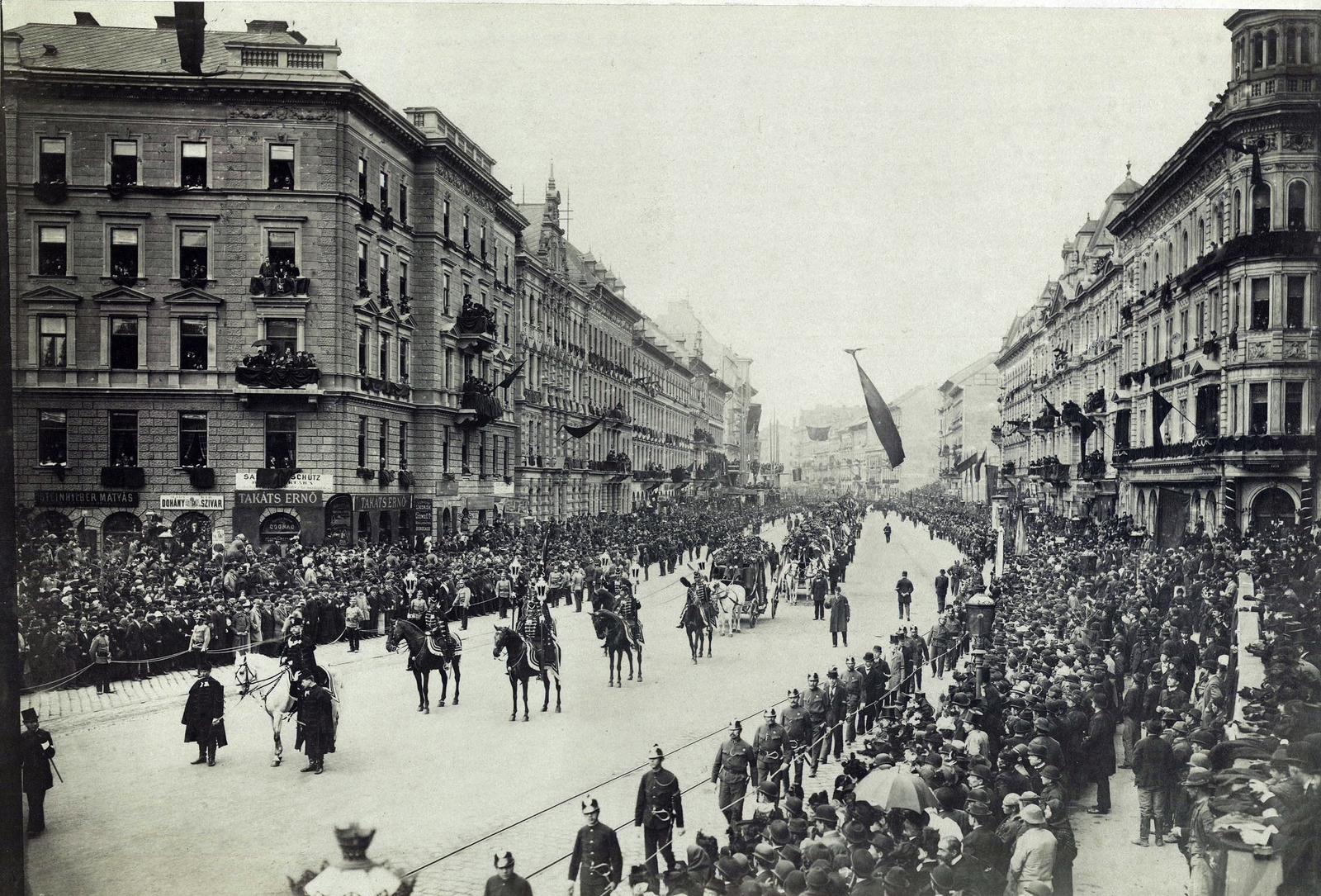 Hungary, Budapest VII., Erzsébet körút, Kossuth Lajos temetési menete a Dohány utcánál. A felvétel 1894. április 1-én készült. A kép forrását kérjük így adja meg: Fortepan / Budapest Főváros Levéltára. Levéltári jelzet: HU.BFL.XV.19.d.1.04.010, 1900, Budapest Főváros Levéltára / Klösz György fényképei, Klösz György, Budapest, Fortepan #82040