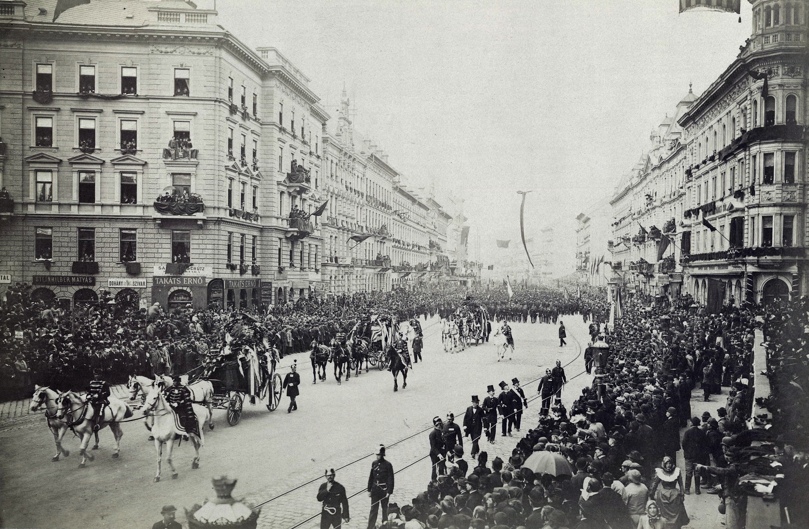 Hungary, Budapest VII., Erzsébet körút, Kossuth Lajos temetési menete a Dohány utcánál. A felvétel 1894. április 1-én készült. A kép forrását kérjük így adja meg: Fortepan / Budapest Főváros Levéltára. Levéltári jelzet: HU.BFL.XV.19.d.1.04.011, 1900, Budapest Főváros Levéltára / Klösz György fényképei, Klösz György, Budapest, Fortepan #82041