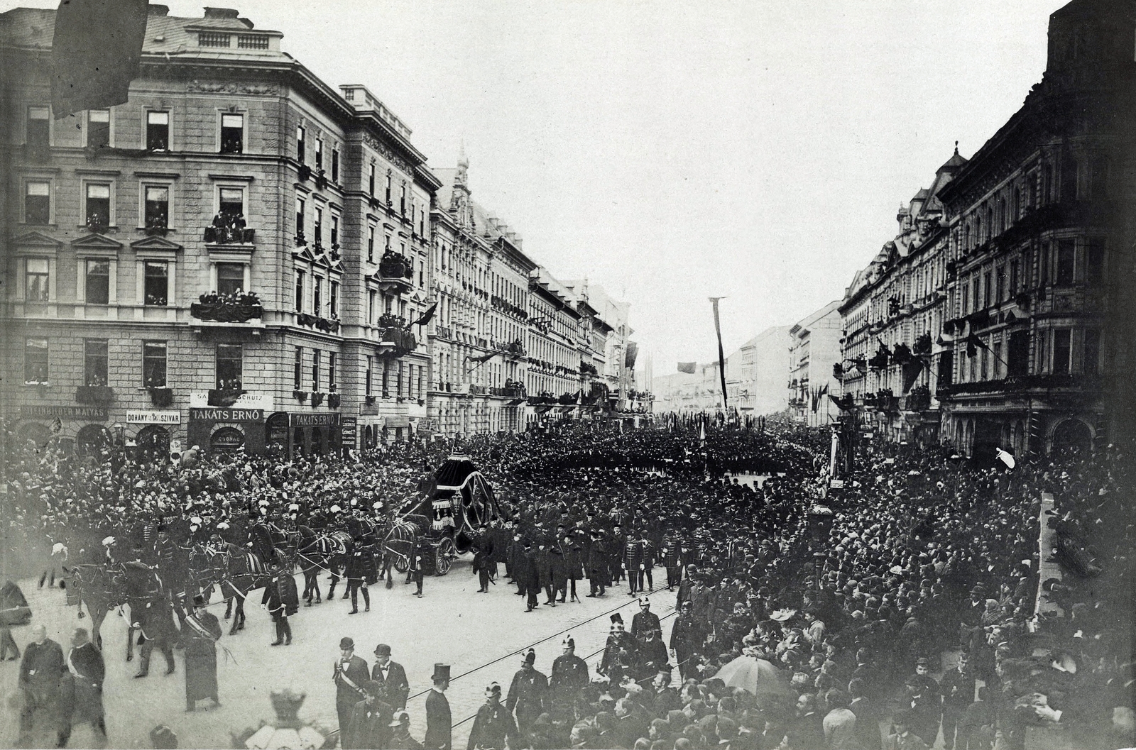 Hungary, Budapest VII., Erzsébet körút, Kossuth Lajos temetési menete a gyászhintóval a Dohány utcánál. A felvétel 1894. április 1-én készült. A kép forrását kérjük így adja meg: Fortepan / Budapest Főváros Levéltára. Levéltári jelzet: HU.BFL.XV.19.d.1.04.013, 1900, Budapest Főváros Levéltára / Klösz György fényképei, Klösz György, Budapest, Fortepan #82043