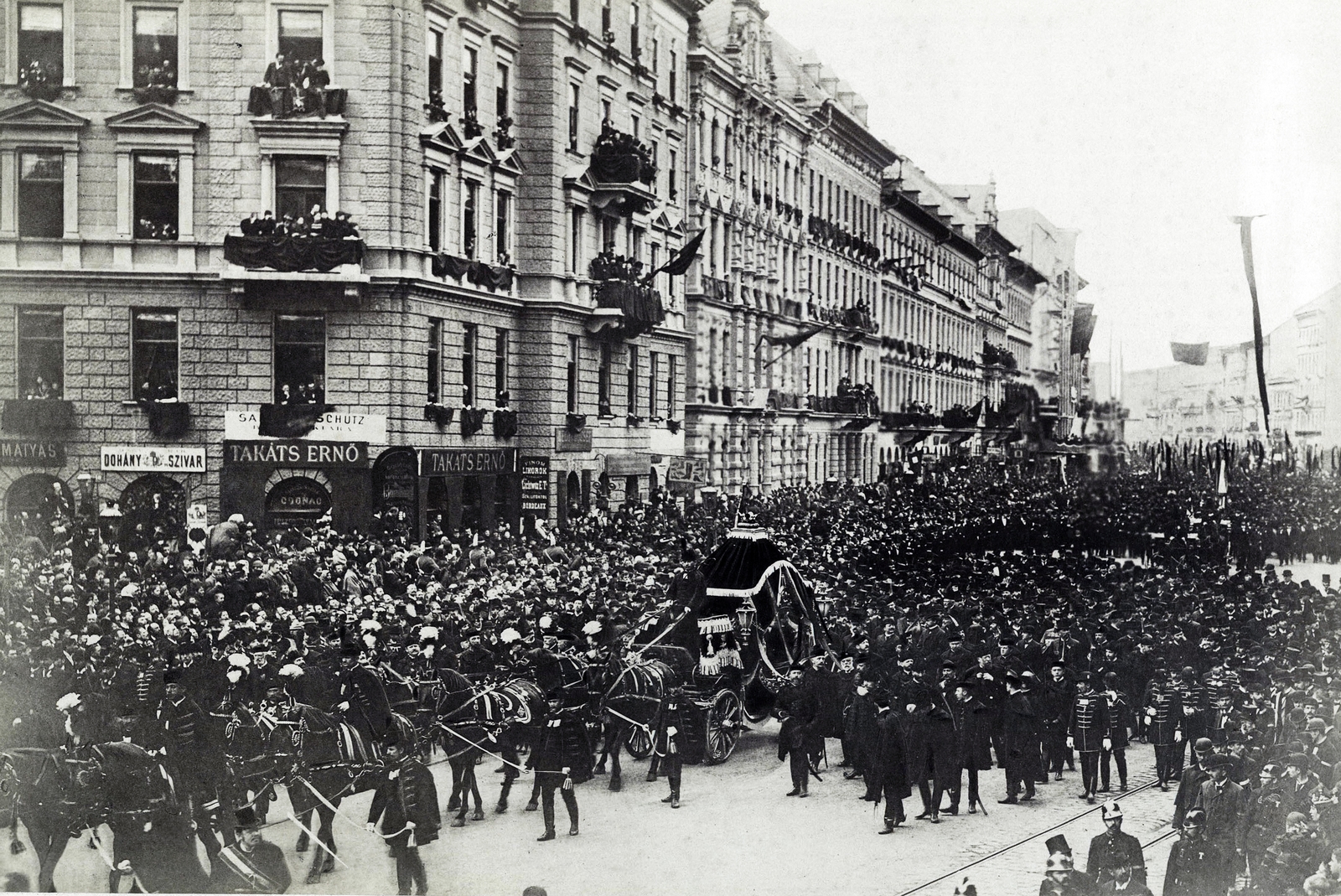 Hungary, Budapest VII., Erzsébet körút, Kossuth Lajos temetési menete a gyászhintóval a Dohány utcánál. A felvétel 1894. április 1-én készült. A kép forrását kérjük így adja meg: Fortepan / Budapest Főváros Levéltára. Levéltári jelzet: HU.BFL.XV.19.d.1.04.014, 1900, Budapest Főváros Levéltára / Klösz György fényképei, Klösz György, Budapest, mass, funeral procession, mourning coach, Best of, Fortepan #82044