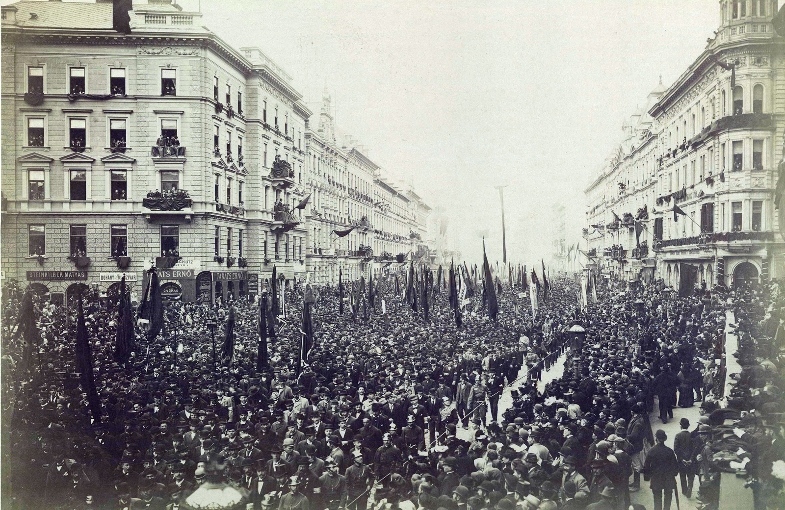 Hungary, Budapest VII., Erzsébet körút, Kossuth Lajos temetési menete a Dohány utcánál. A felvétel 1894. április 1-én készült. A kép forrását kérjük így adja meg: Fortepan / Budapest Főváros Levéltára. Levéltári jelzet: HU.BFL.XV.19.d.1.04.016, 1900, Budapest Főváros Levéltára / Klösz György fényképei, Klösz György, Budapest, Fortepan #82046