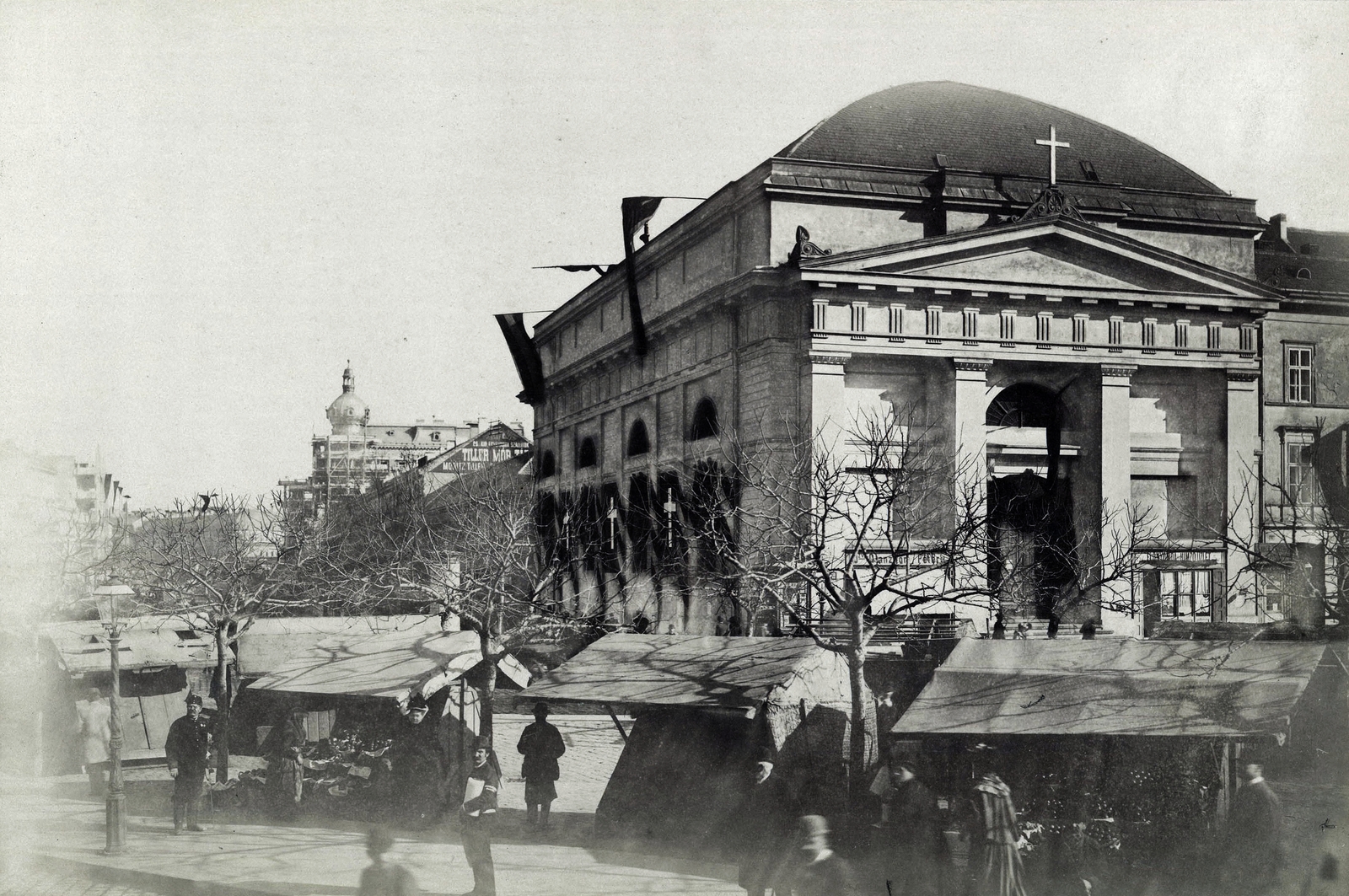 Magyarország, Budapest V., Deák Ferenc tér, a fekete drapériával bevont és fellobogózott evangélikus templom. A felvétel 1894. április 1-én Kossuth Lajos temetése alkalmával készült. A kép forrását kérjük így adja meg: Fortepan / Budapest Főváros Levéltára. Levéltári jelzet: HU.BFL.XV.19.d.1.04.017, 1900, Budapest Főváros Levéltára / Klösz György fényképei, Klösz György, zászló, építkezés, bódé, Pollack Mihály-terv, gyász, Budapest, templom, kereszt_jelkép, Best of, Fortepan #82047