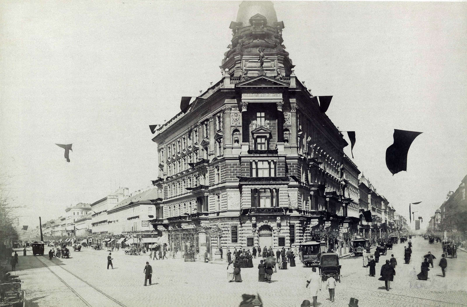 Magyarország, Budapest VI., Bajcsy-Zsilinszky út (Váci körút) - Andrássy út sarkán a Fonciére-palota. A város Kossuth Lajos temetése alkalmából fellobogózva. A felvétel 1894. április 1-én készült. A kép forrását kérjük így adja meg: Fortepan / Budapest Főváros Levéltára. Levéltári jelzet: HU.BFL.XV.19.d.1.04.018, 1900, Budapest Főváros Levéltára / Klösz György fényképei, Klösz György, zászló, fogat, cilinder, gyász, keménykalap, omnibusz, lóvasút, konflis, Budapest, sarokház, Fortepan #82048