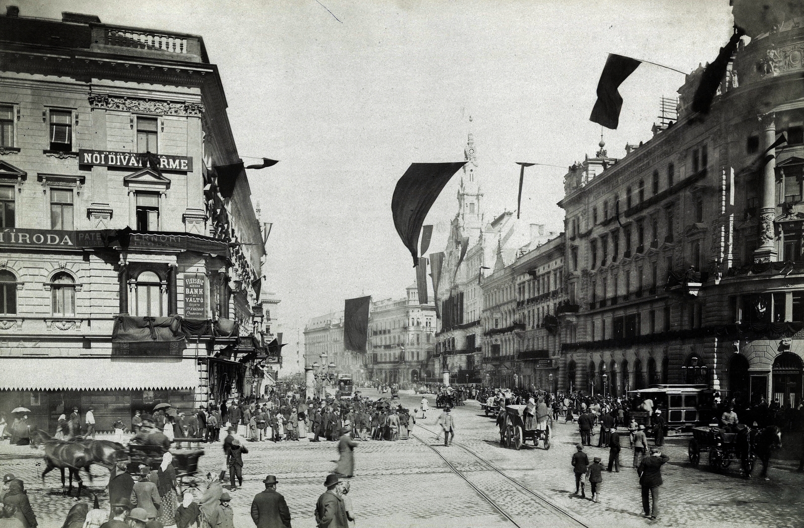 Hungary, Budapest VII., Rákóczi út - Nagykörút kereszteződés 1894. április 1-én, Kossuth Lajos temetése alkalmával fellobogózva. A kép forrását kérjük így adja meg: Fortepan / Budapest Főváros Levéltára. Levéltári jelzet: HU.BFL.XV.19.d.1.04.019, 1900, Budapest Főváros Levéltára / Klösz György fényképei, Klösz György, flag, chariot, street view, tram, coach, grief, horse tramway, Budapest, Fortepan #82049