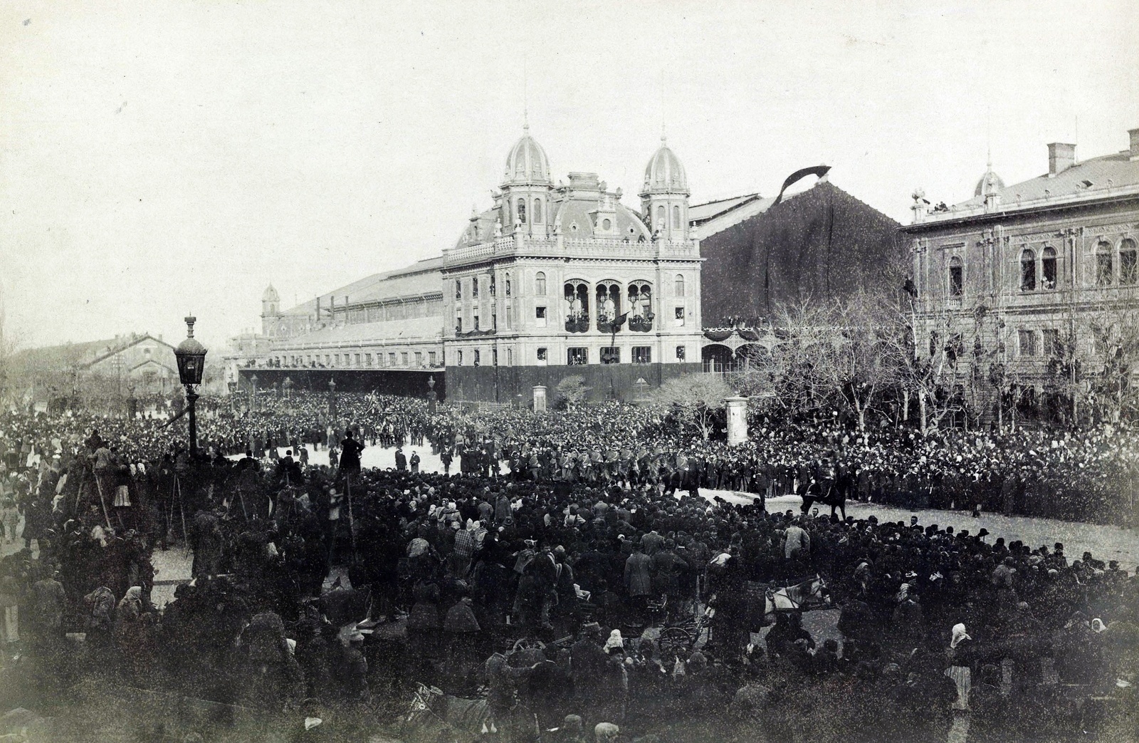 Magyarország, Budapest VI., Nyugati pályaudvar a Nyugati tér felől nézve. Gyászoló tömeg várja Kossuth Lajos koporsóját, a felvétel 1894. március 30-án készült. A kép forrását kérjük így adja meg: Fortepan / Budapest Főváros Levéltára. Levéltári jelzet: HU.BFL.XV.19.d.1.04.021, 1900, Budapest Főváros Levéltára / Klösz György fényképei, Klösz György, gyász, vasútállomás, liturgia, Budapest, Gustave Eiffel-terv, tömeg, Fortepan #82051