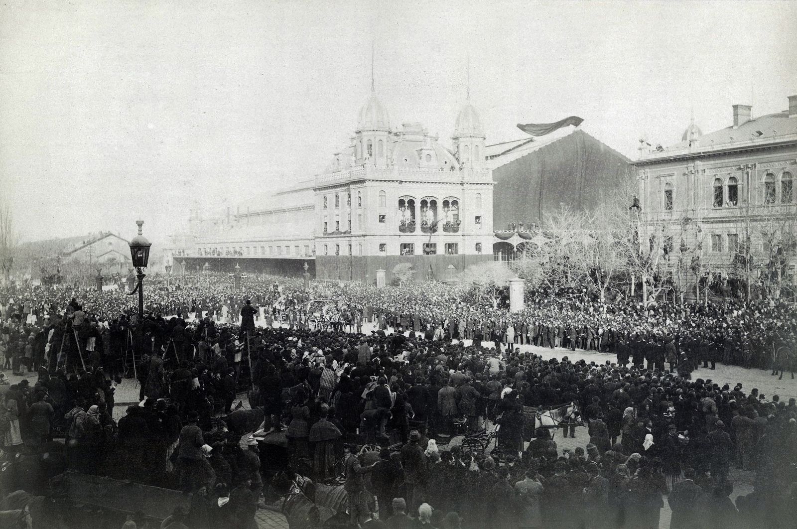 Hungary, Budapest VI., Nyugati pályaudvar a Nyugati tér felől nézve. Gyászoló tömeg várja Kossuth Lajos koporsóját, a felvétel 1894. március 30-án készült. A kép forrását kérjük így adja meg: Fortepan / Budapest Főváros Levéltára. Levéltári jelzet: HU.BFL.XV.19.d.1.04.022, 1900, Budapest Főváros Levéltára / Klösz György fényképei, Klösz György, grief, train station, liturgy, Budapest, Gustave Eiffel-design, mass, Fortepan #82052