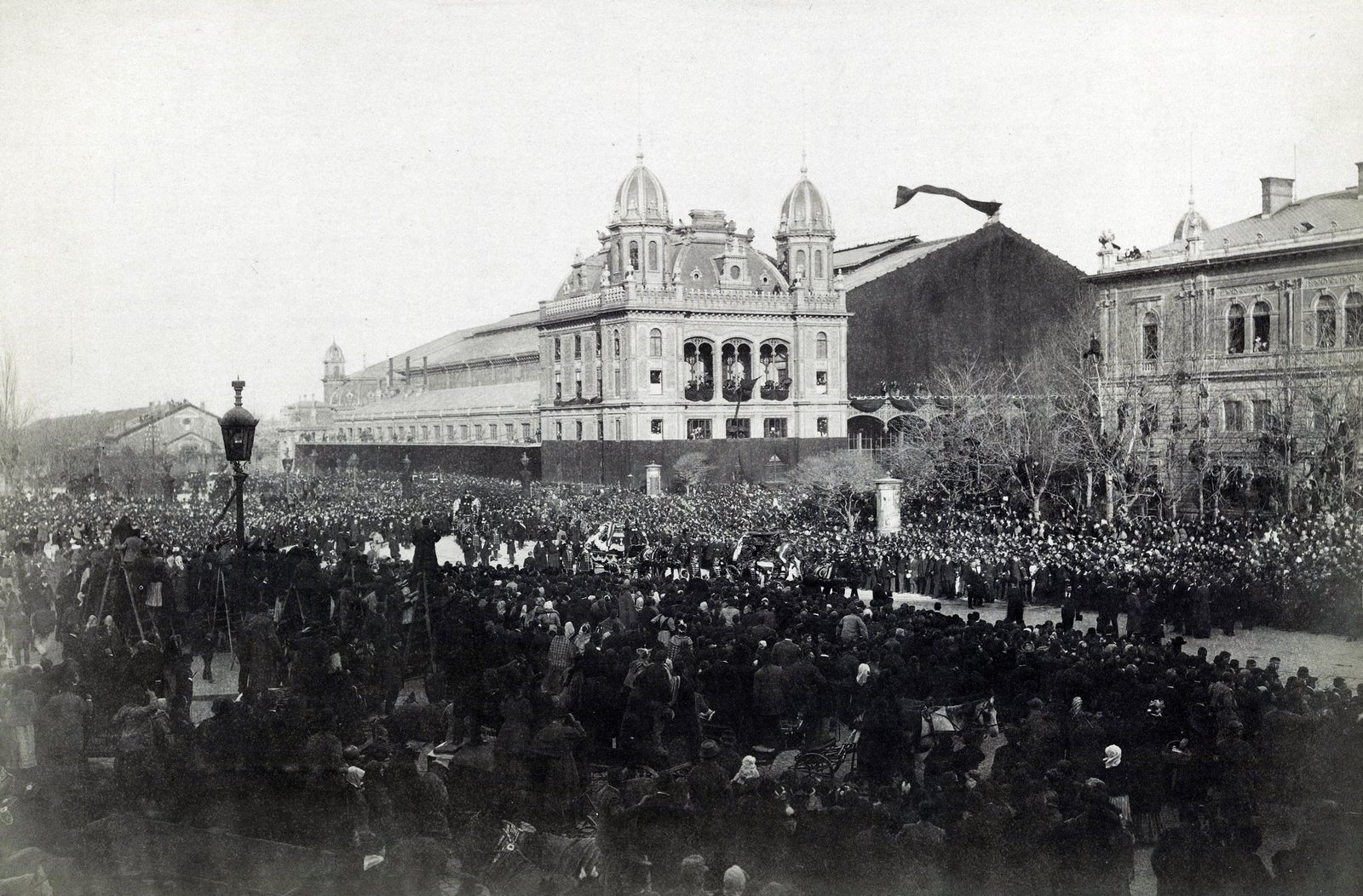 Magyarország, Budapest VI., Nyugati pályaudvar a Nyugati tér felől nézve. Gyászoló tömeg várja Kossuth Lajos koporsóját, a felvétel 1894. március 30-án készült. A kép forrását kérjük így adja meg: Fortepan / Budapest Főváros Levéltára. Levéltári jelzet: HU.BFL.XV.19.d.1.04.023, 1900, Budapest Főváros Levéltára / Klösz György fényképei, Klösz György, gyász, vasútállomás, liturgia, Budapest, Gustave Eiffel-terv, tömeg, Fortepan #82053