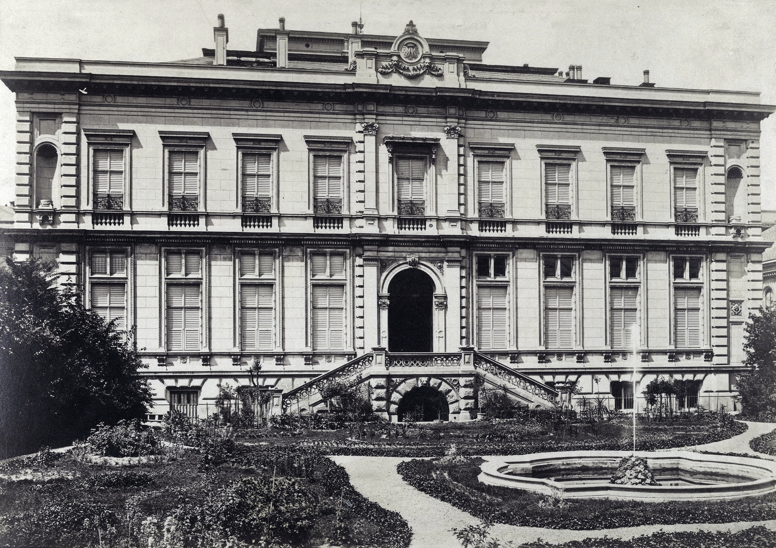 Hungary, Budapest VIII., Pollack Mihály tér 10. (Eszterházy utca 40.) a Károlyi-palota kerti homlokzata. A felvétel 1881 előtt készült. A kép forrását kérjük így adja meg: Fortepan / Budapest Főváros Levéltára. Levéltári jelzet: HU.BFL.XV.19.d.1.05.007, 1900, Budapest Főváros Levéltára / Klösz György fényképei, Klösz György, Budapest, Fortepan #82062