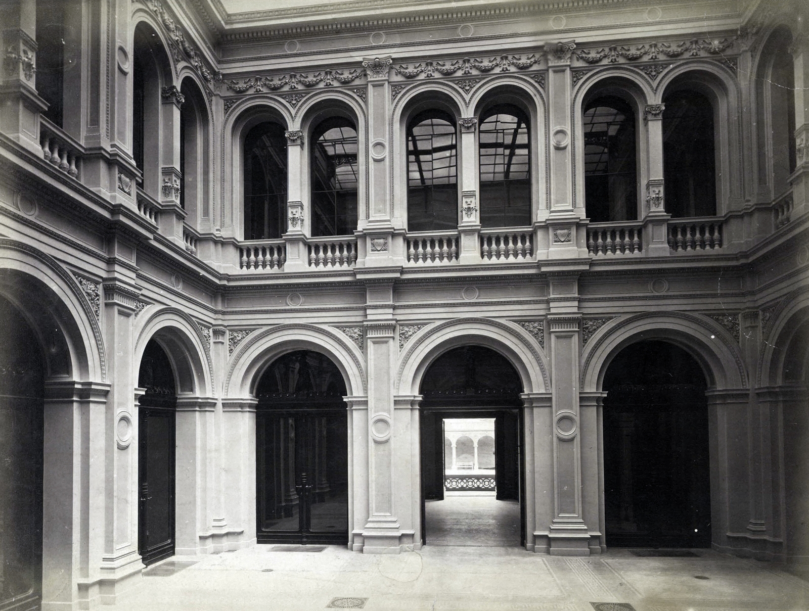 Hungary, Budapest VIII., Pollack Mihály tér 10. (Eszterházy utca 40.) a Károlyi-palota belső udvara. A felvétel 1881 előtt készült. A kép forrását kérjük így adja meg: Fortepan / Budapest Főváros Levéltára. Levéltári jelzet: HU.BFL.XV.19.d.1.05.008, 1900, Budapest Főváros Levéltára / Klösz György fényképei, Klösz György, Miklós Ybl-design, Budapest, Fortepan #82063