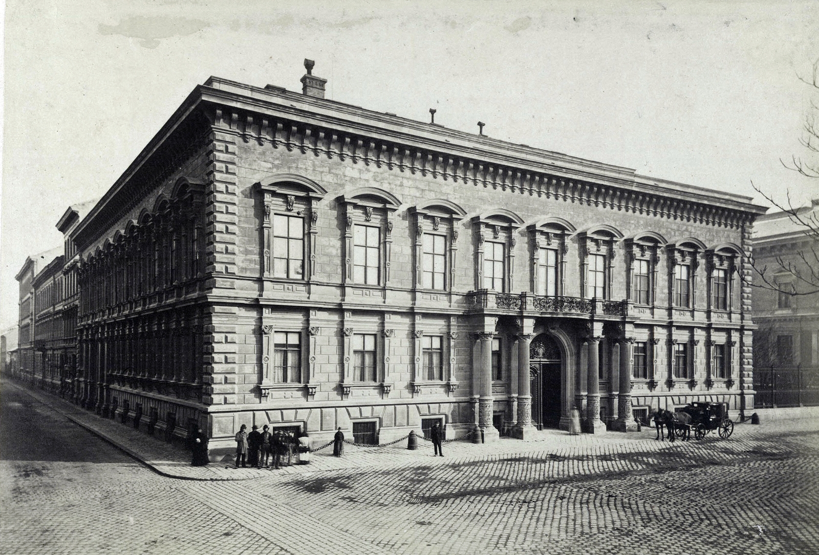 Magyarország, Budapest VIII., Pollack Mihály tér 3. (Eszterházy utca 26.) Festetics-palota. Balra a Bródy Sándor (Főherceg Sándor) utca. A felvétel 1872-1878 között készült. A kép forrását kérjük így adja meg: Fortepan / Budapest Főváros Levéltára. Levéltári jelzet: HU.BFL.XV.19.d.1.05.011, 1900, Budapest Főváros Levéltára / Klösz György fényképei, Klösz György, hintó, utcakép, neoreneszánsz, Ybl Miklós-terv, Budapest, Fortepan #82066