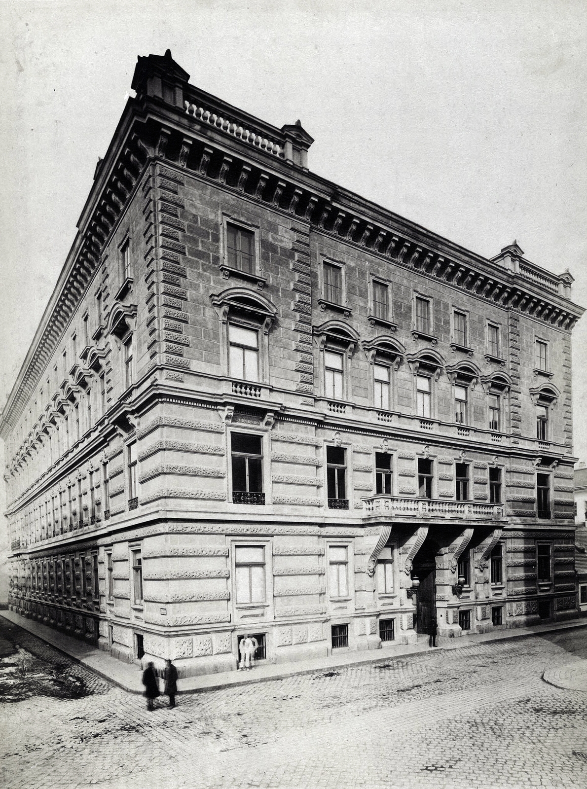 Hungary, Budapest VIII., Bródy Sándor (Főherceg Sándor) utca 14., Degenfeld-Schomburg Imre palotabérháza. Balra a Puskin (Eszterházy) utca. A felvétel 1874-1880 között készült. A kép forrását kérjük így adja meg: Fortepan / Budapest Főváros Levéltára. Levéltári jelzet: HU.BFL.XV.19.d.1.05.013, 1900, Budapest Főváros Levéltára / Klösz György fényképei, Klösz György, Budapest, Fortepan #82068