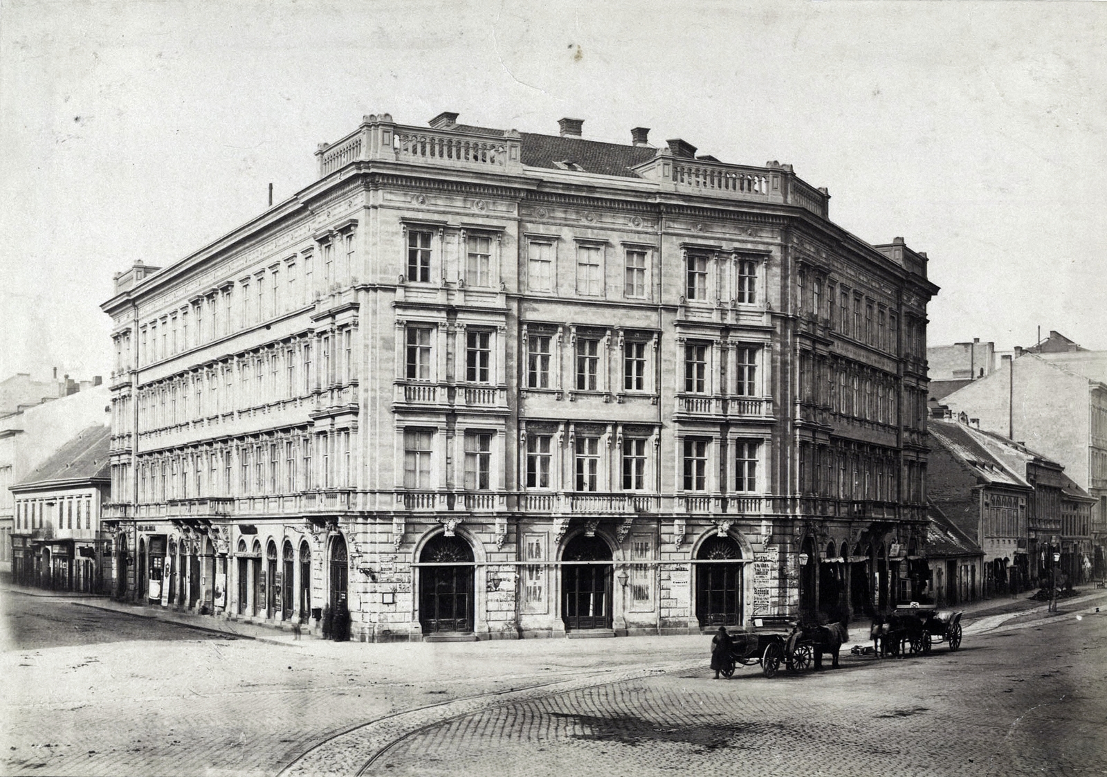 Hungary, Budapest V., Kálvin tér, szemben a Kecskeméti utca - Múzeum körút sarkán a Geist-ház (Ybl Miklós, 1863-64). A felvétel 1879. körül készült. A kép forrását kérjük így adja meg: Fortepan / Budapest Főváros Levéltára. Levéltári jelzet: HU.BFL.XV.19.d.1.05.014, 1900, Budapest Főváros Levéltára / Klösz György fényképei, Klösz György, coach, Miklós Ybl-design, fiacre, rails, Budapest, Fortepan #82069