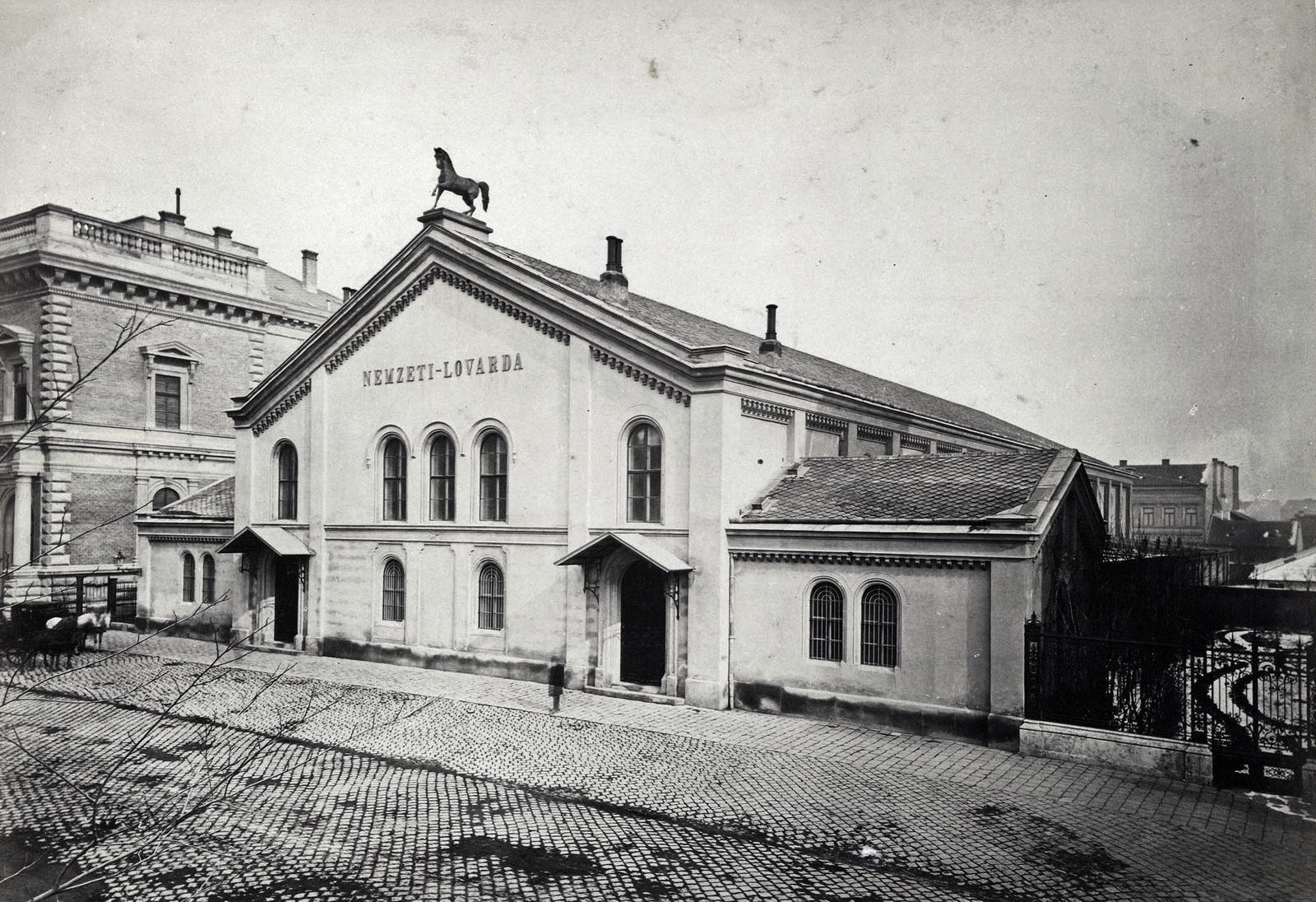 Magyarország, Budapest VIII., Pollack Mihály tér 8. (Eszterházy utca 34.), Nemzeti Lovarda. A felvétel 1880-1890 között készült. A kép forrását kérjük így adja meg: Fortepan / Budapest Főváros Levéltára. Levéltári jelzet: HU.BFL.XV.19.d.1.05.015, 1900, Budapest Főváros Levéltára / Klösz György fényképei, Klösz György, Budapest, eltűnt épület, lovarda, Fortepan #82070