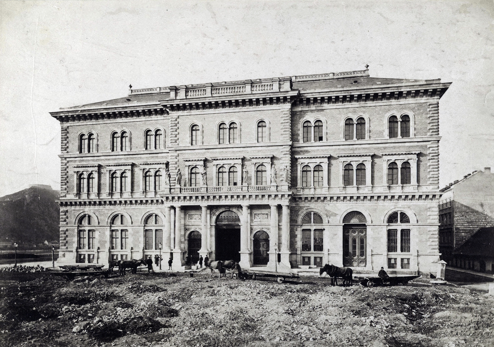 Hungary, Budapest IX., Fővám tér, a Fővámpalota (Ybl Miklós, 1874.) déli homlokzata (később Corvinus Egyetem). A felvétel az 1874 körül készült. A kép forrását kérjük így adja meg: Fortepan / Budapest Főváros Levéltára. Levéltári jelzet: HU.BFL.XV.19.d.1.05.021, 1900, Budapest Főváros Levéltára / Klösz György fényképei, Klösz György, Budapest, Fortepan #82076