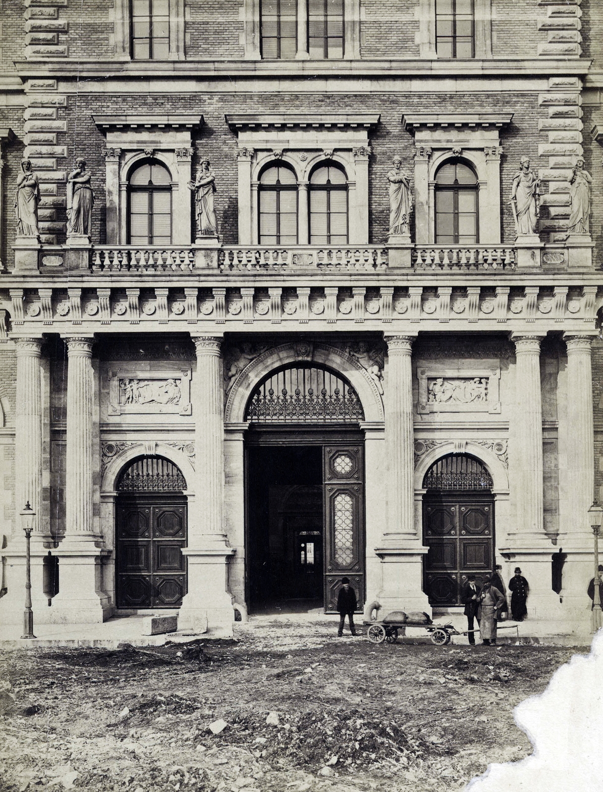 Hungary, Budapest IX., Fővám tér, a Fővámpalota (Ybl Miklós, 1874.) déli kapuja (később Corvinus Egyetem). A felvétel az 1874 körül készült. A kép forrását kérjük így adja meg: Fortepan / Budapest Főváros Levéltára. Levéltári jelzet: HU.BFL.XV.19.d.1.05.022, 1900, Budapest Főváros Levéltára / Klösz György fényképei, Klösz György, Budapest, Fortepan #82077