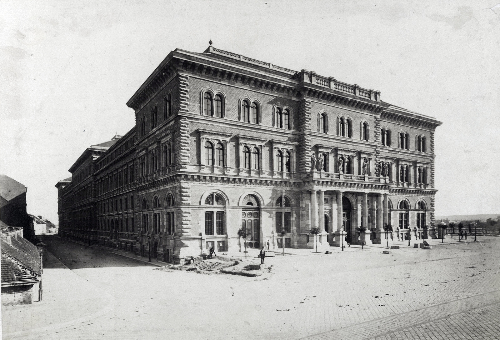 Magyarország, Budapest IX., Fővám tér, a Fővámpalota (Ybl Miklós, 1874.) északi homlokzata (később Corvinus Egyetem). A felvétel az 1875 körül készült. A kép forrását kérjük így adja meg: Fortepan / Budapest Főváros Levéltára. Levéltári jelzet: HU.BFL.XV.19.d.1.05.023, 1900, Budapest Főváros Levéltára / Klösz György fényképei, Klösz György, Budapest, középület, neoreneszánsz, Best of, Fortepan #82078