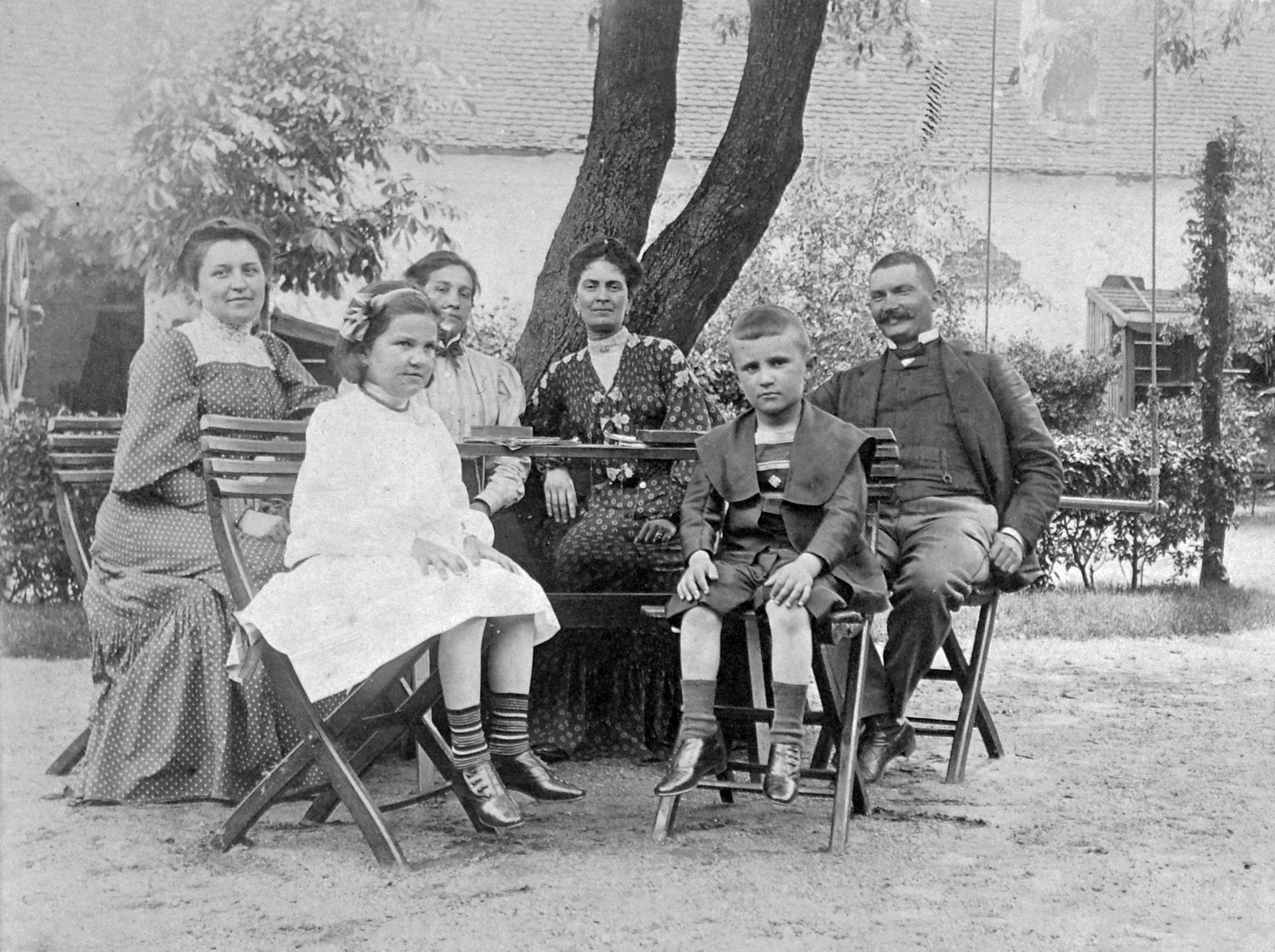 1920, Fortepan, hinta, kert, csoportkép, nők, nyár, gyerekek, férfi, derű, ölbe tett kéz, Fortepan #8208