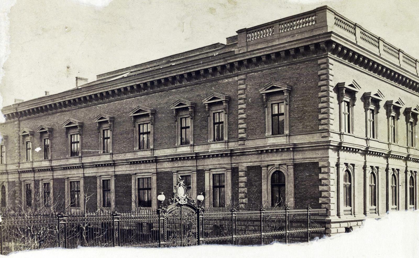 Hungary, Budapest VIII., Pollack Mihály tér 8. (Eszterházy utca 30.), Esterházy-palota. A felvétel 1880-1890 között készült. A kép forrását kérjük így adja meg: Fortepan / Budapest Főváros Levéltára. Levéltári jelzet: HU.BFL.XV.19.d.1.05.032, 1900, Budapest Főváros Levéltára / Klösz György fényképei, Klösz György, palace, Budapest, Fortepan #82087