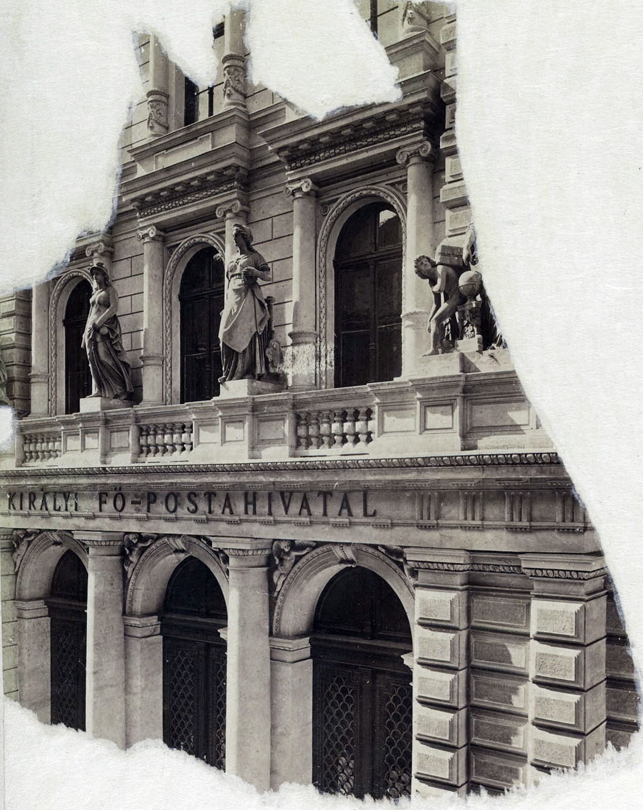 Hungary, Budapest V., Párizsi utca, a Magyar Királyi Főpostahivatal épülete. A felvétel 1880-1890 között készült. A kép forrását kérjük így adja meg: Fortepan / Budapest Főváros Levéltára. Levéltári jelzet: HU.BFL.XV.19.d.1.05.036, 1900, Budapest Főváros Levéltára / Klösz György fényképei, Klösz György, Budapest, Fortepan #82091