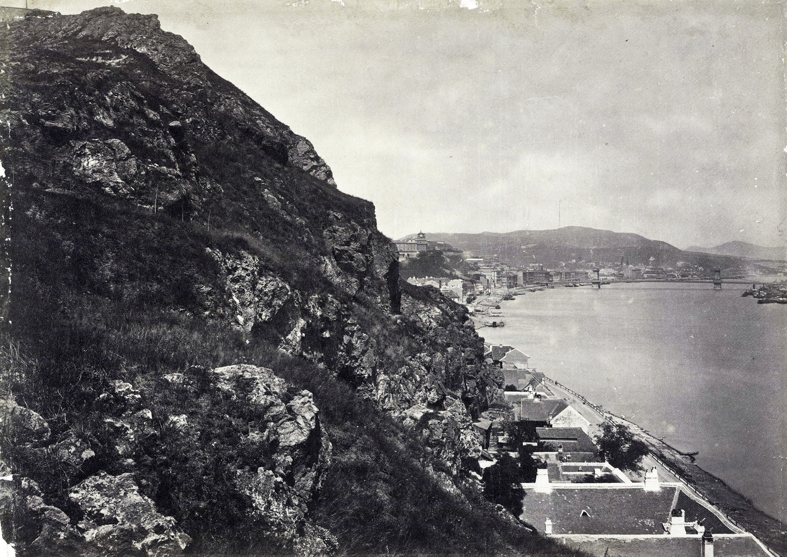Magyarország, Budapest XI., kilátás a Gellérthegyről a Királyi Palota (később Budavári Palota) és a Széchenyi Lánchíd felé. A felvétel 1874 körül készült. A kép forrását kérjük így adja meg: Fortepan / Budapest Főváros Levéltára. Levéltári jelzet: HU.BFL.XV.19.d.1.05.054, 1900, Budapest Főváros Levéltára / Klösz György fényképei, Klösz György, Budapest, függőhíd, William Tierney Clark-terv, Duna, hegy, szikla, Fortepan #82109