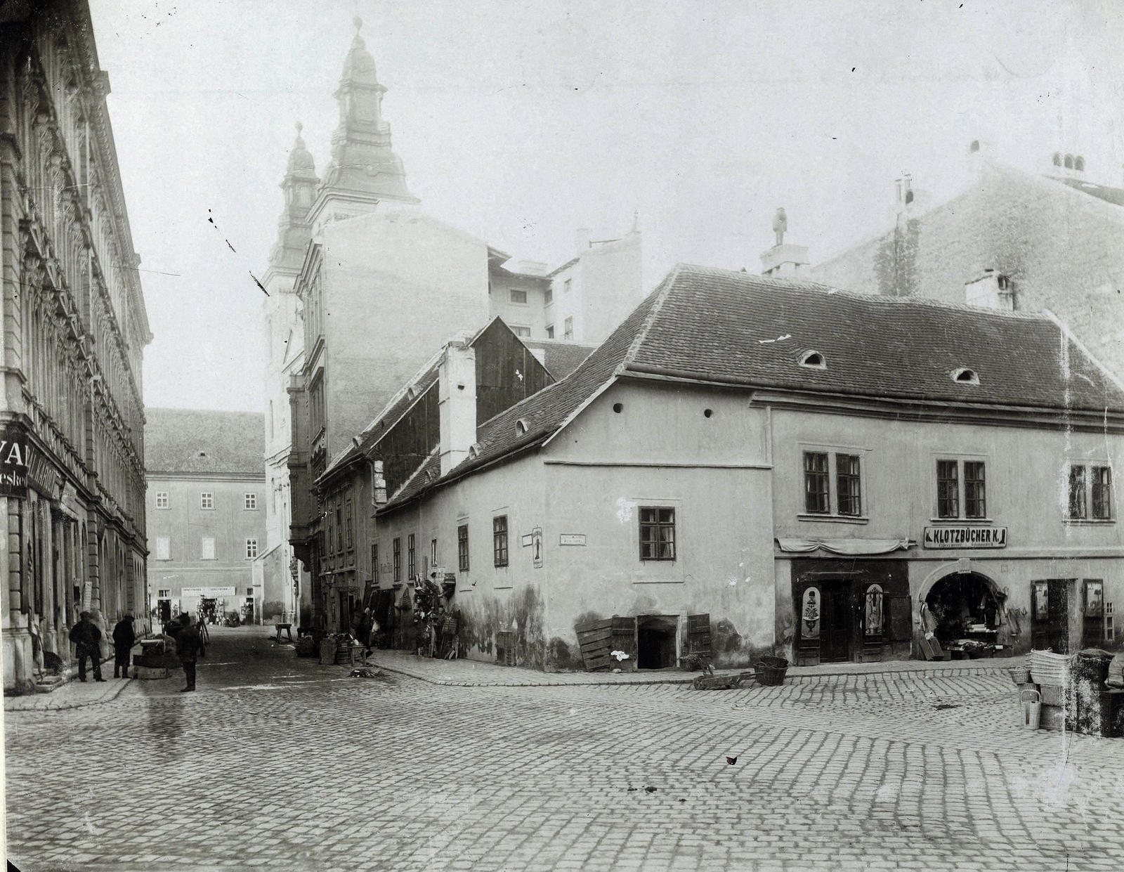 Hungary, Budapest V., szemben a Torony utca, távolban a Belvárosi templom a Március 15. (Eskü) téren. Keresztben a Duna utca a Hal térnél. A felvétel 1880-1890 között készült. A kép forrását kérjük így adja meg: Fortepan / Budapest Főváros Levéltára. Levéltári jelzet: HU.BFL.XV.19.d.1.05.056, 1900, Budapest Főváros Levéltára / Klösz György fényképei, Klösz György, Budapest, tower, cornerhouse, street view, Fortepan #82111