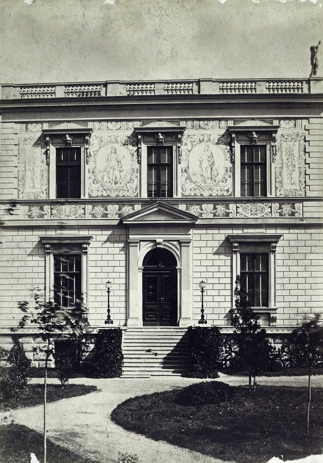 Magyarország, Budapest VI., Andrássy út 132., a Edelsheim-Gyulay-villa oldalhomlokzata (lebontották). A felvétel 1876 körül készült. A kép forrását kérjük így adja meg: Fortepan / Budapest Főváros Levéltára. Levéltári jelzet: HU.BFL.XV.19.d.1.05.059, 1900, Budapest Főváros Levéltára / Klösz György fényképei, Klösz György, Budapest, Adolf Gnaut-terv, eltűnt épület, Fortepan #82114