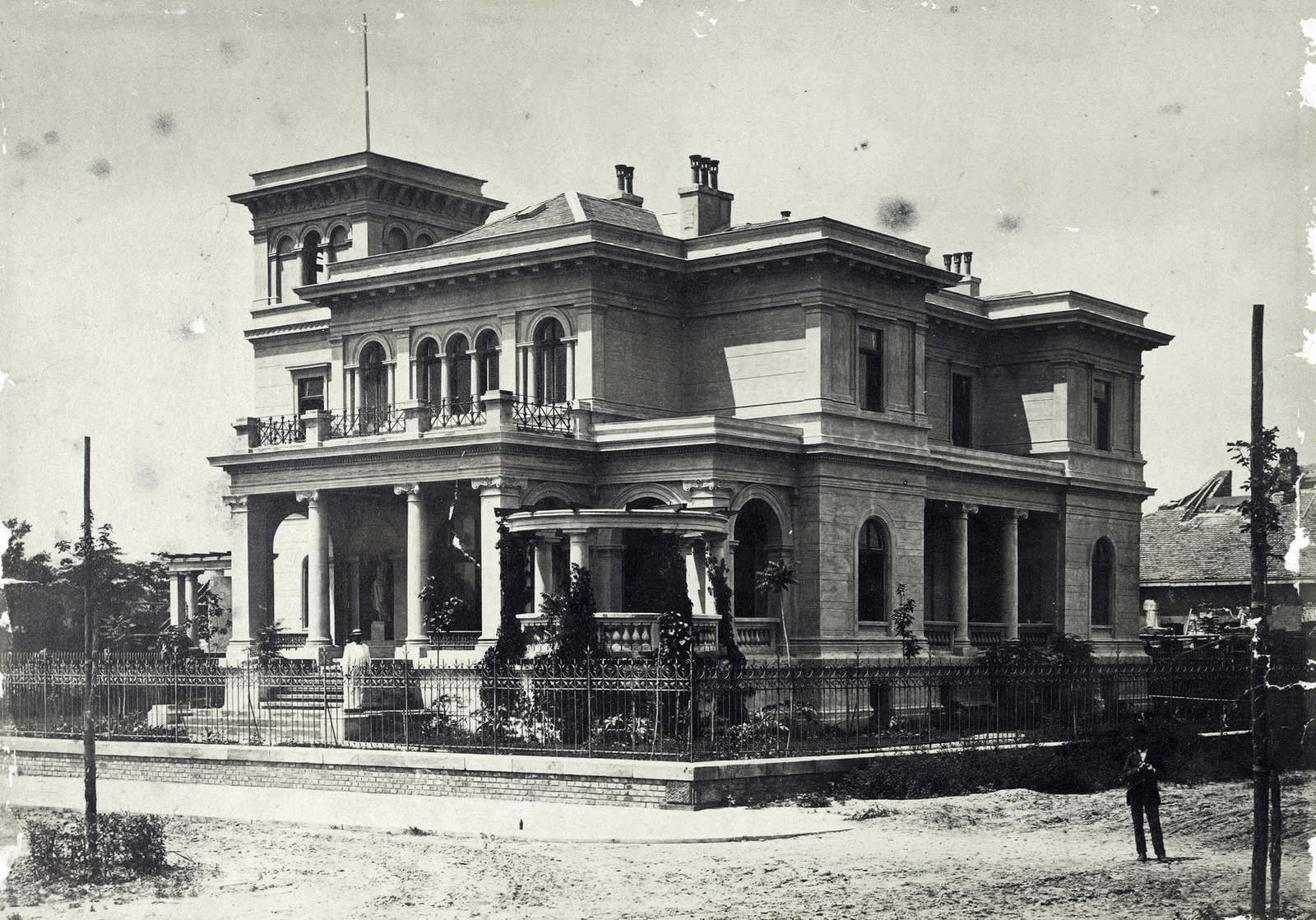 Magyarország, Budapest VI., Andrássy út 122. Engel Gyula háza. 1908-ban lebontották. A felvétel 1880-1890 között készült. A kép forrását kérjük így adja meg: Fortepan / Budapest Főváros Levéltára. Levéltári jelzet: HU.BFL.XV.19.d.1.05.061, 1900, Budapest Főváros Levéltára / Klösz György fényképei, Klösz György, Budapest, Fortepan #82116