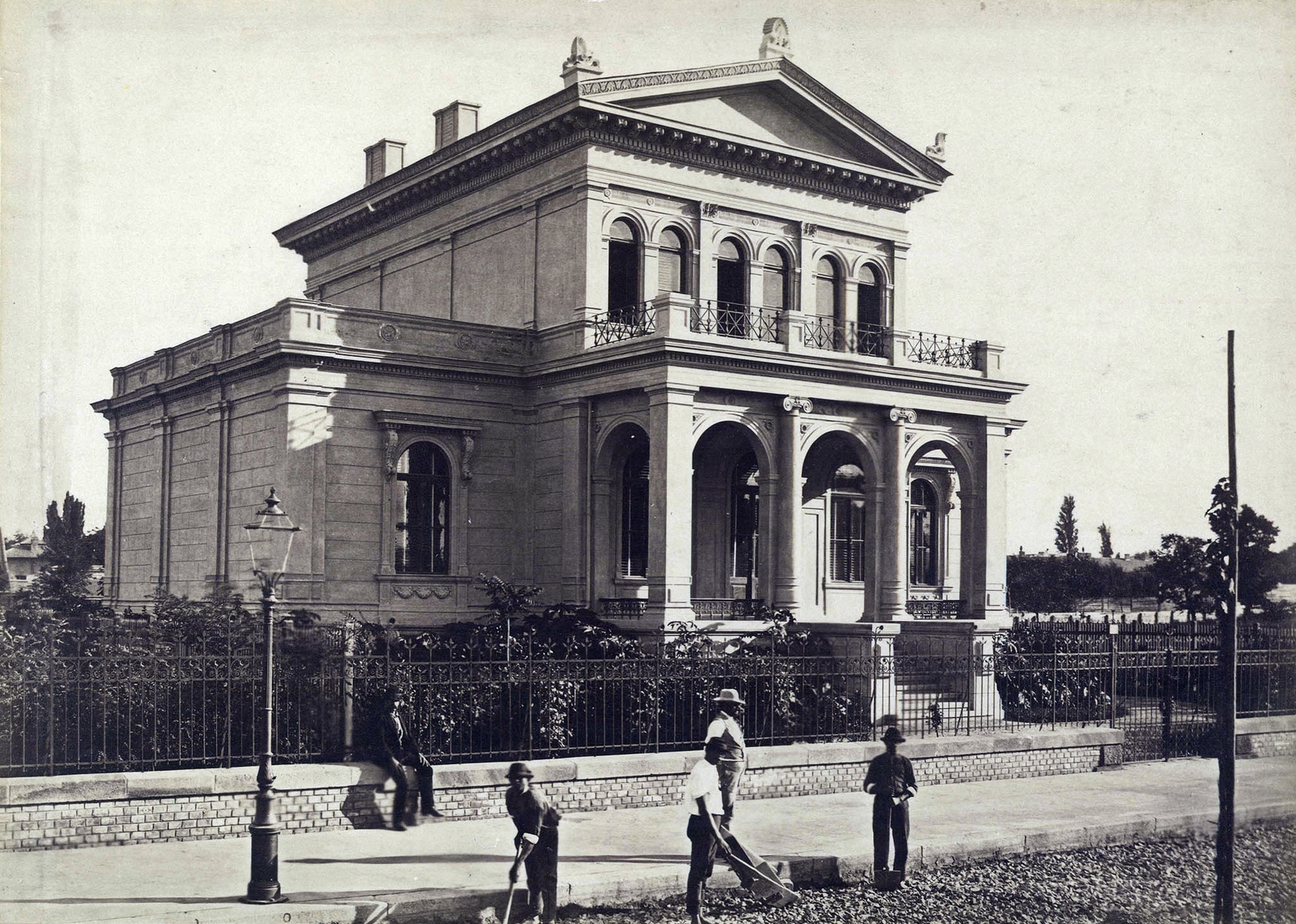 Magyarország, Budapest VI., Andrássy (Sugár) út 123., a Sugárúti Építő Vállalat által épített villa. A felvétel 1876 körül készült. A kép forrását kérjük így adja meg: Fortepan / Budapest Főváros Levéltára. Levéltári jelzet: HU.BFL.XV.19.d.1.05.062, 1900, Budapest Főváros Levéltára / Klösz György fényképei, Klösz György, útjavítás, Budapest, Fortepan #82117