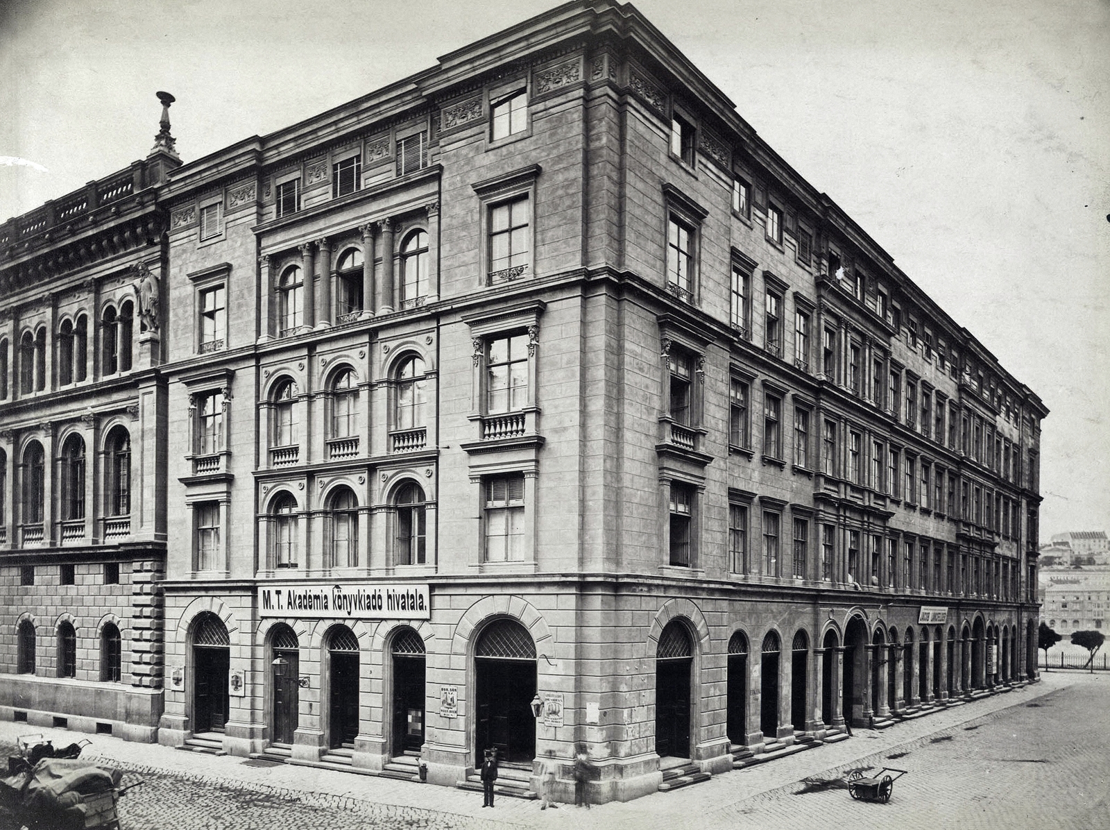 Magyarország, Budapest V., Akadémia utca – Arany János utca sarok, a Magyar Tudományos Akadémia bérháza. A felvétel 1880-1890 között készült. A kép forrását kérjük így adja meg: Fortepan / Budapest Főváros Levéltára. Levéltári jelzet: HU.BFL.XV.19.d.1.05.064, 1900, Budapest Főváros Levéltára / Klösz György fényképei, Klösz György, Budapest, Fortepan #82119
